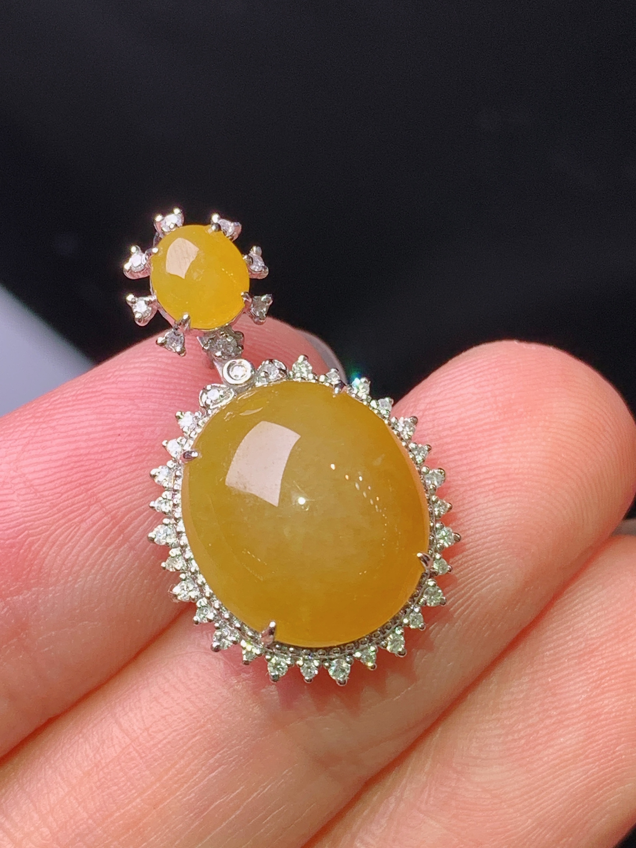 18k金钻镶嵌黄翡蛋面吊坠 玉质细腻 色泽艳丽清新 水润亮眼 整体尺寸24.8*14.6*8x5