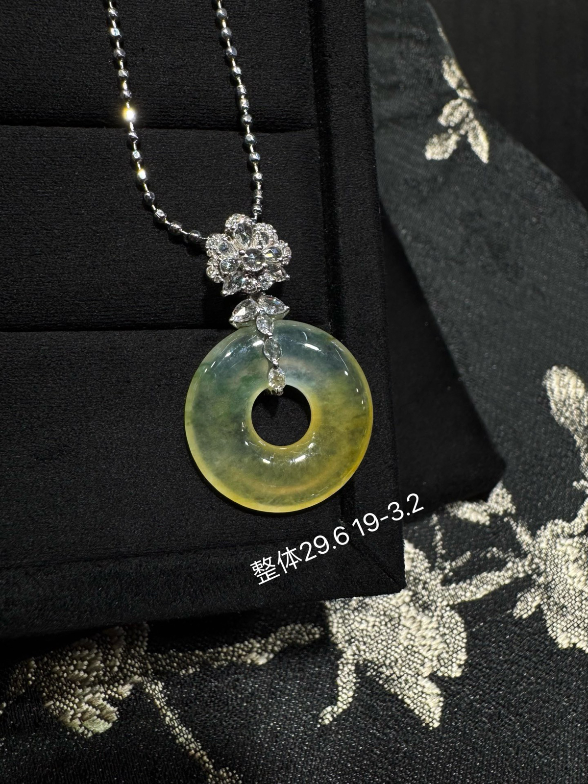 冰种黄翡平安扣 种老冰润

色彩绚丽的柠檬黄 平安圆满

整体29.6 裸19-3.2