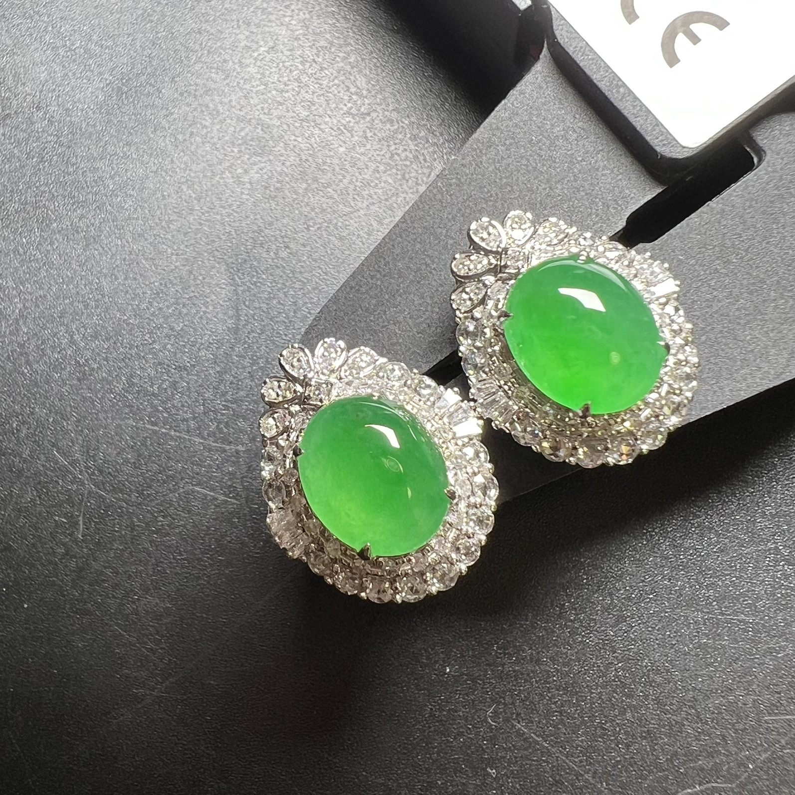 满绿蛋面耳钉整体尺寸17.7*15*10.5 裸石尺寸10*8.3*4.5