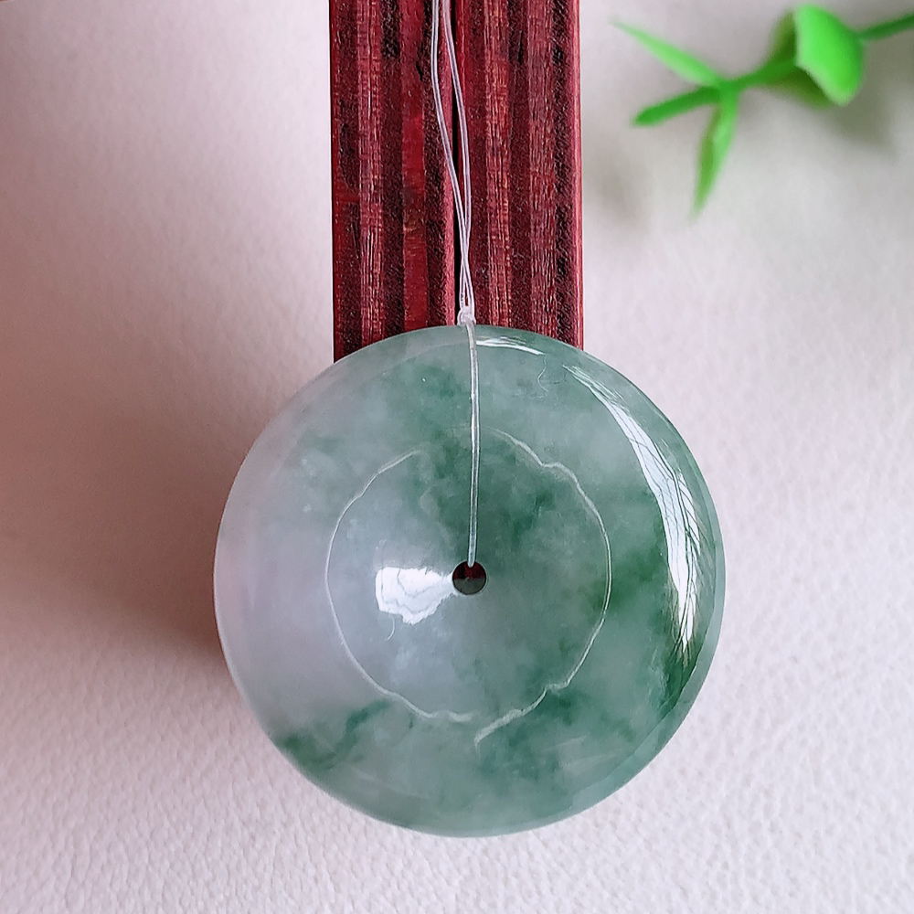 冰润飘花平安扣吊坠，厚装饱满，冰润剔透，细腻水足，种质润泽，飘花灵动，佩戴优雅大气，W49.8   