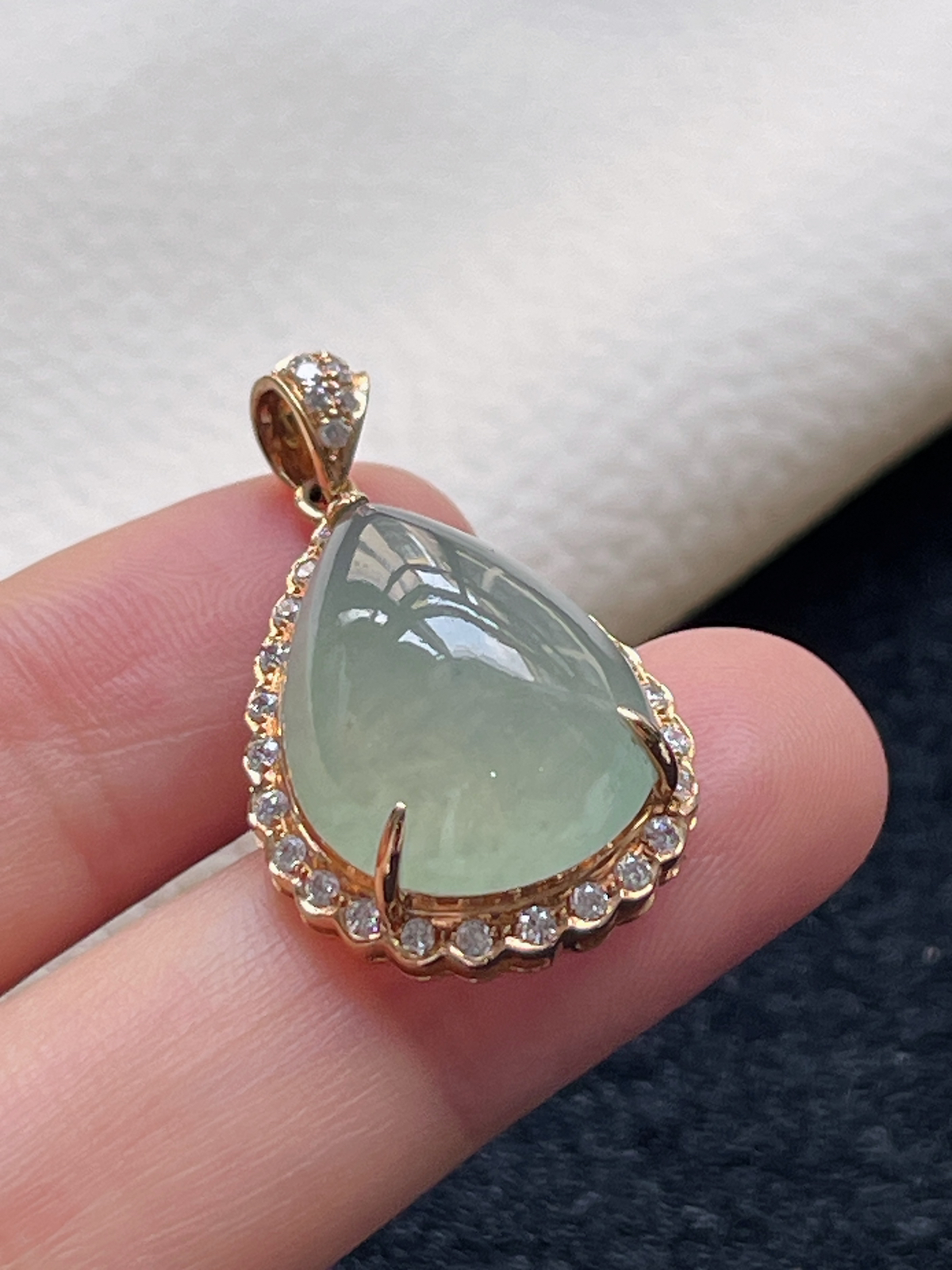 18k金翡翠冰糯种淡绿色水滴型挂件