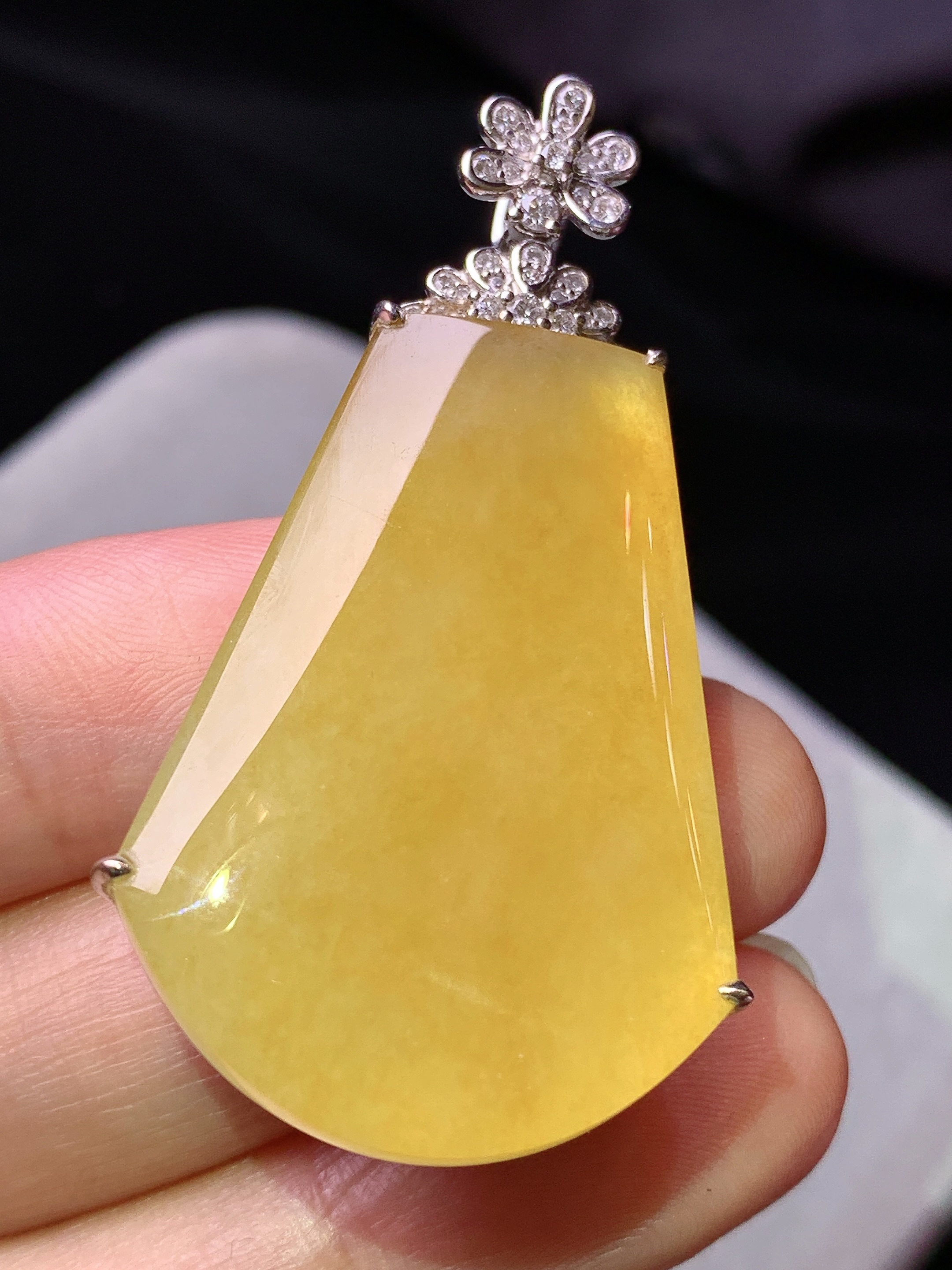 18k金钻镶嵌黄翡无事牌吊坠 玉质细腻 色泽艳丽清新 水润亮眼 整体尺寸47.7*26.3*10b7