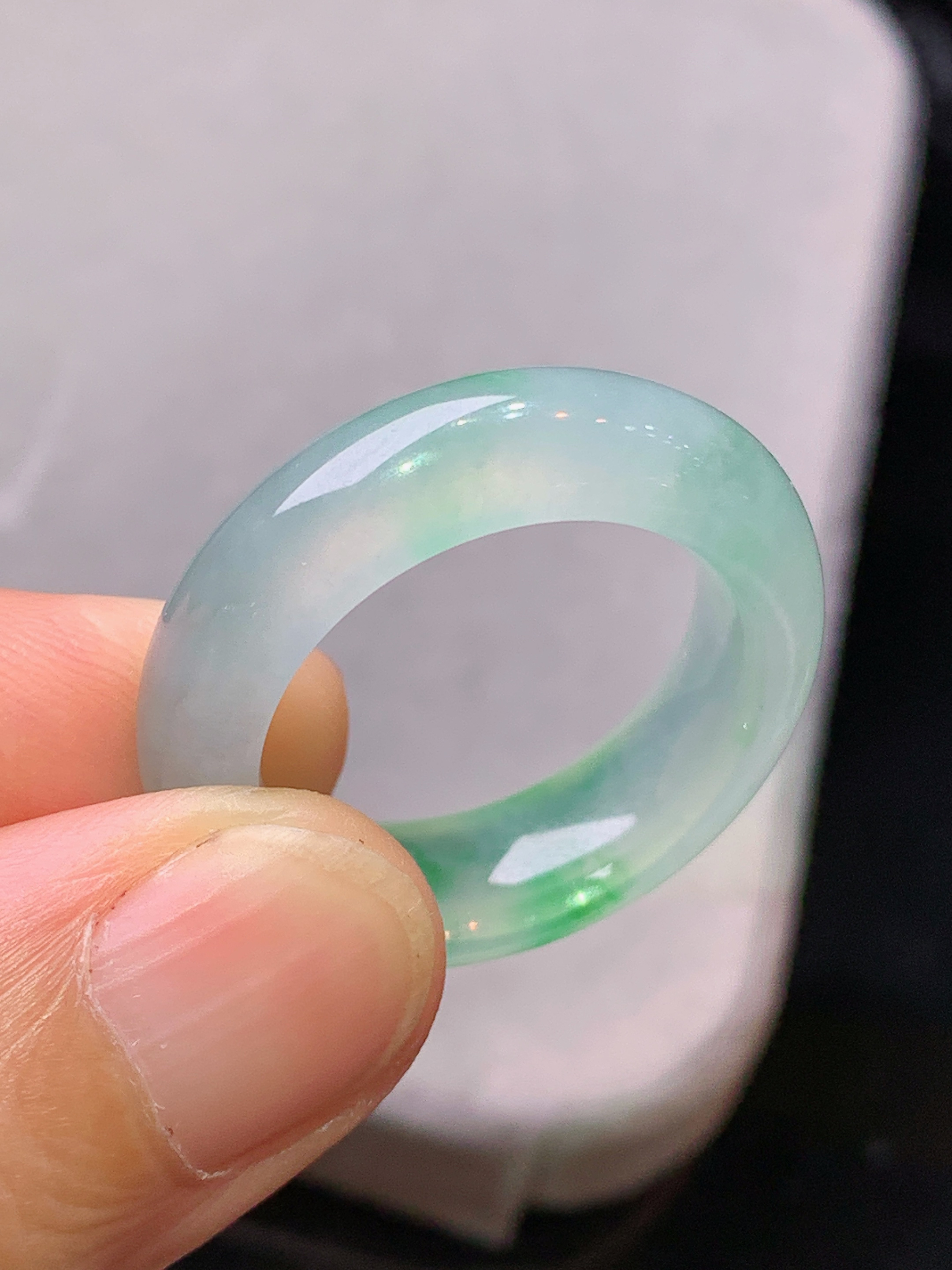 飘绿指环 玉质细腻 色泽艳丽清新 水润亮眼 圈口18 整体尺寸27.2*6.8*4.5 j3