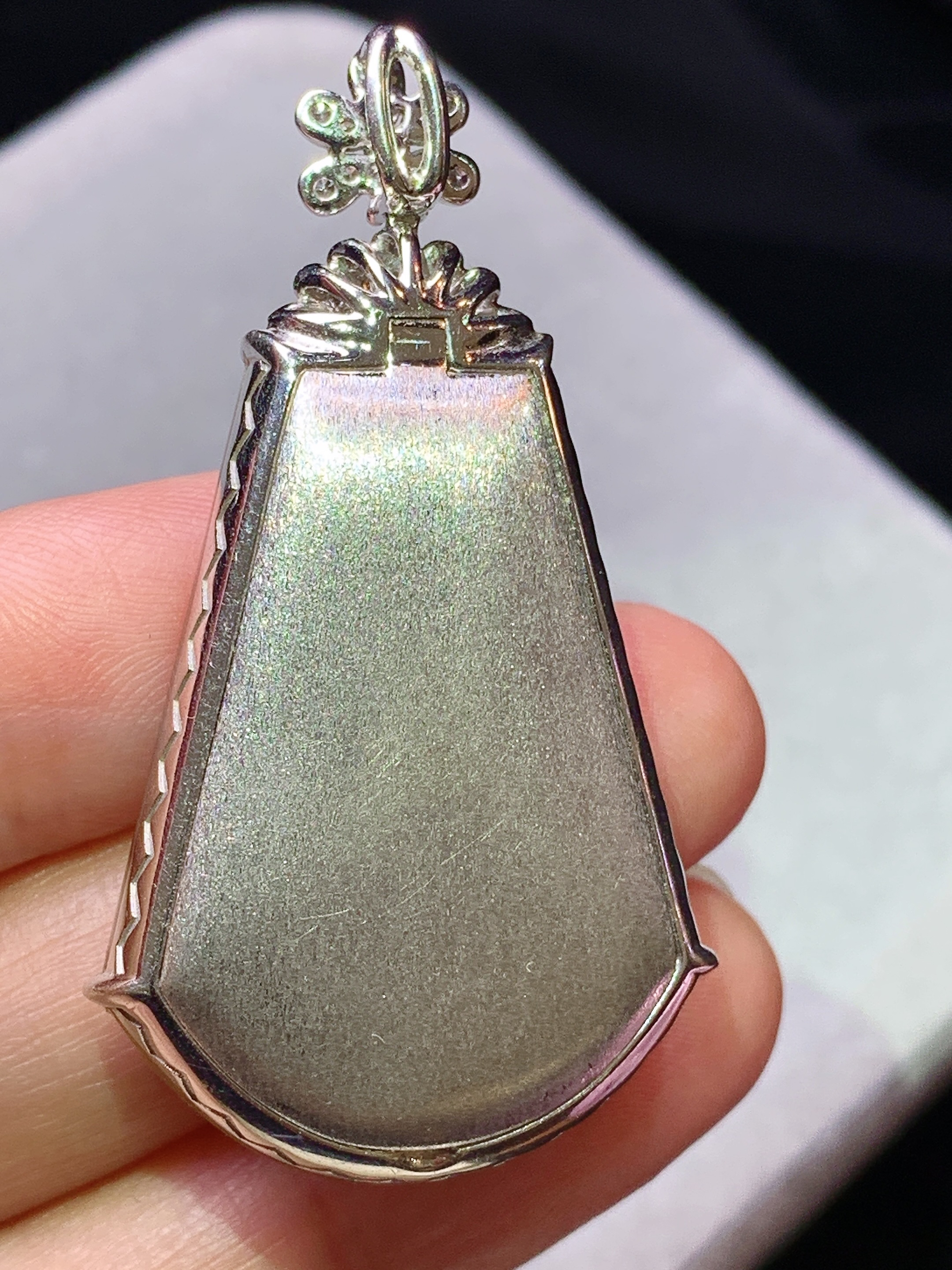 18k金钻镶嵌黄翡无事牌吊坠 玉质细腻 色泽艳丽清新 水润亮眼 整体尺寸47.7*26.3*10b7