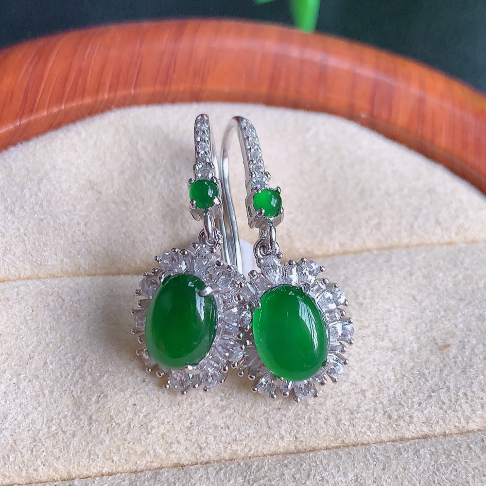 冰满绿翡翠925银镶嵌耳钉，自然光实拍，翠色灵动，颜色漂亮，种老水足，品相佳，佩戴佳品！W502.8  取一整体尺寸：14-10.8-5.1mm  裸石尺寸：7.7-5.8mm