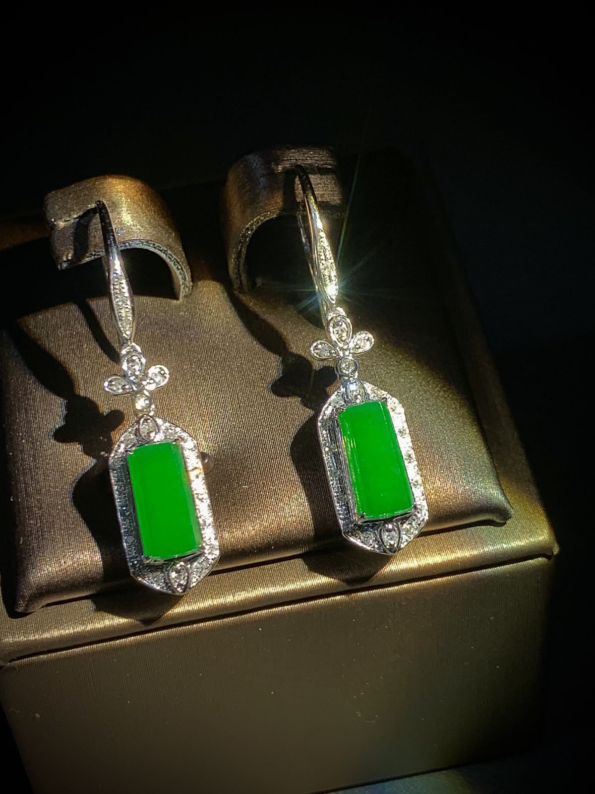 小无事牌耳钩耳坠，
裸石9.6-4.6-2mm，
整体36-8-6mm，4.48g，
18K金，南非钻，