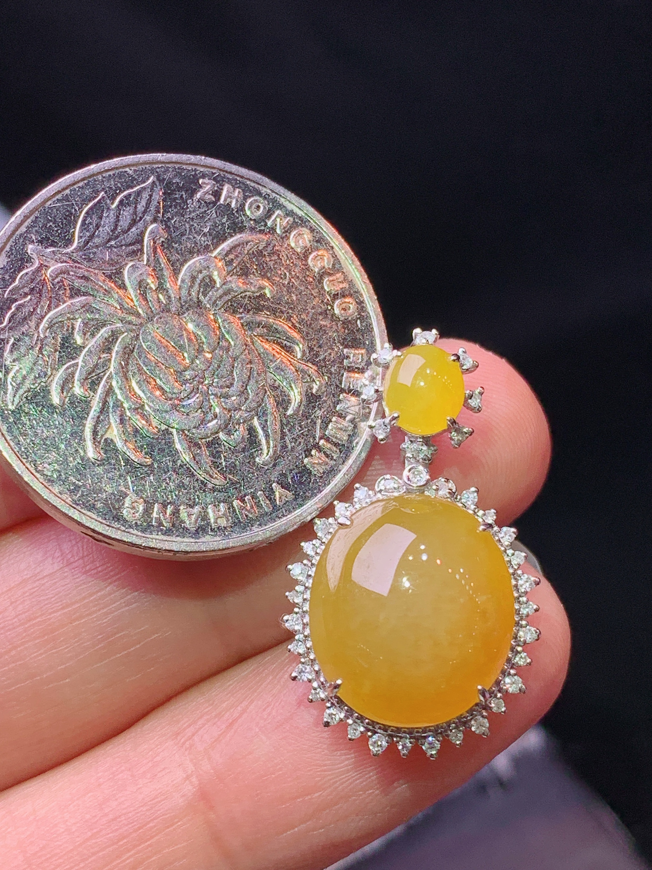 18k金钻镶嵌黄翡蛋面吊坠 玉质细腻 色泽艳丽清新 水润亮眼 整体尺寸24.8*14.6*8x5