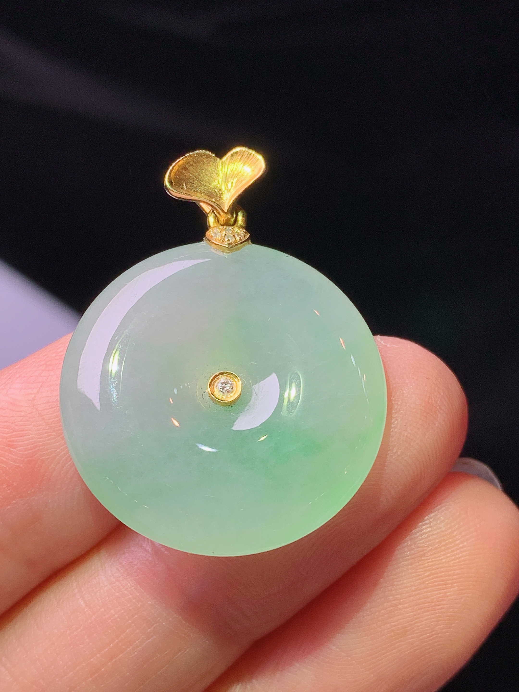 18k金钻镶嵌冰种平安扣吊坠 玉质细腻 色泽艳丽清新 水润亮眼 整体尺寸28.6*22.5*5.3L4