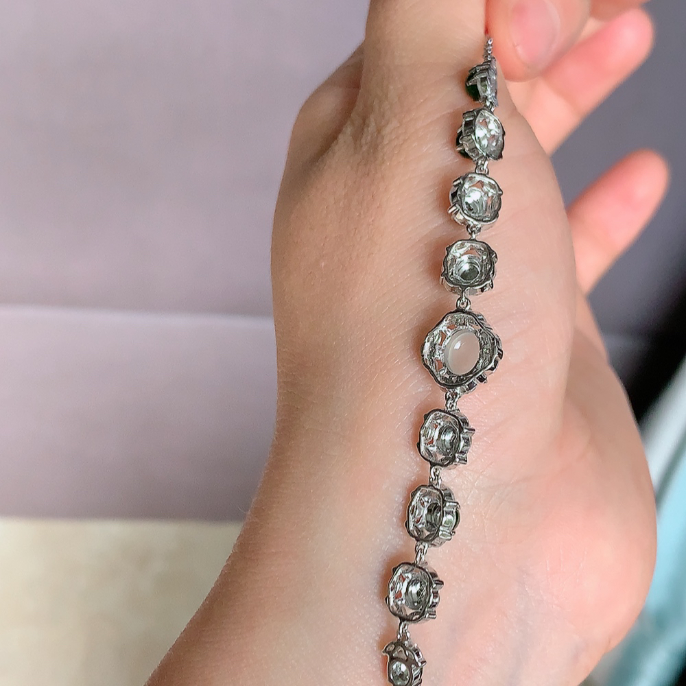 冰润满绿翡翠蛋面手链，水水润润，珠圆玉润，颜色鲜艳，妙明清净，清秀高雅，佩戴效果优雅迷人！性价比超值 W502.8  取一尺寸：10.5-10.5-6mm    裸石尺寸：7mm