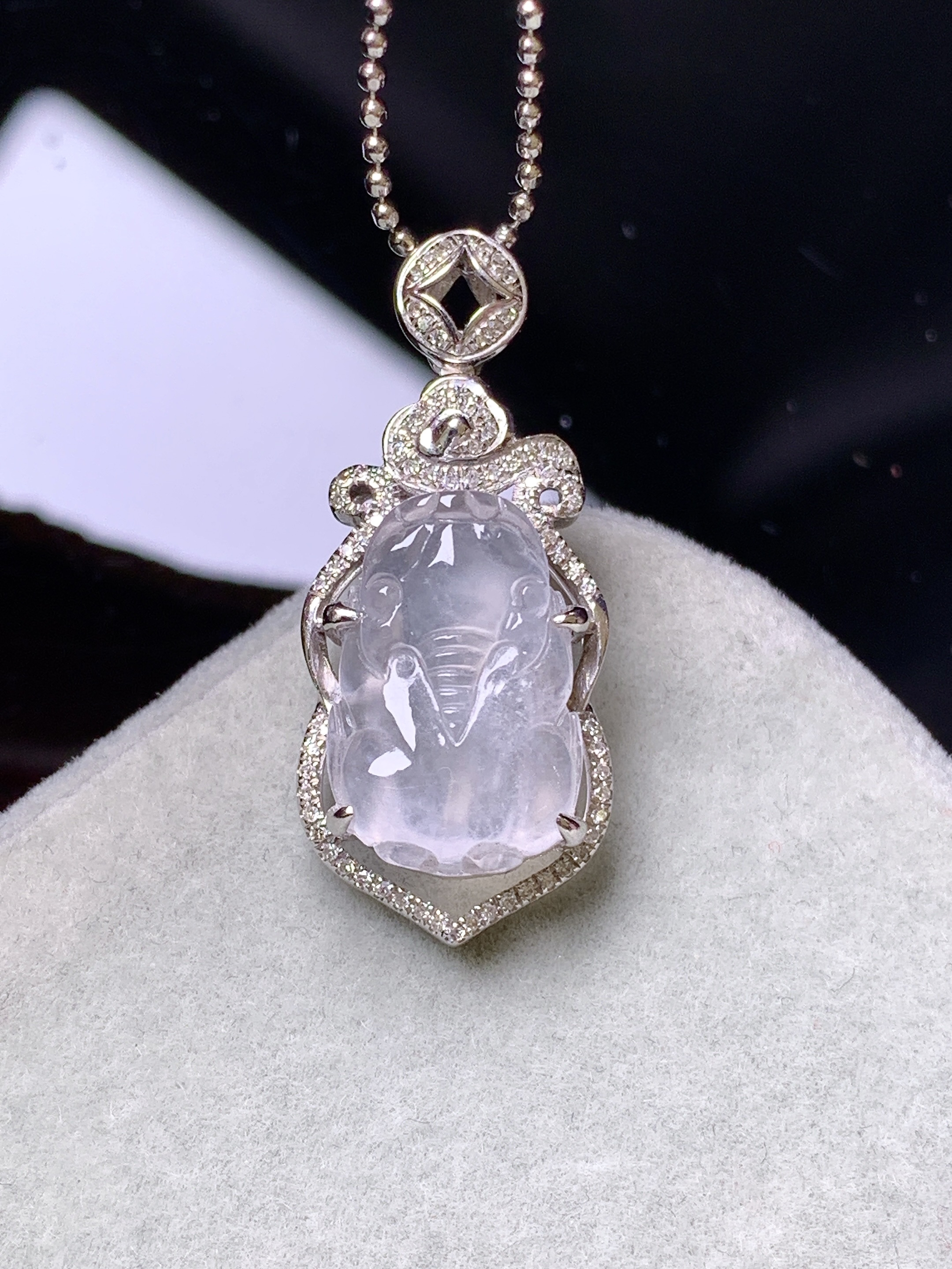 18k金钻镶嵌冰种貔貅吊坠 玉质细腻 色泽艳丽清新 水润亮眼 整体尺寸29*12.6*7.5z1