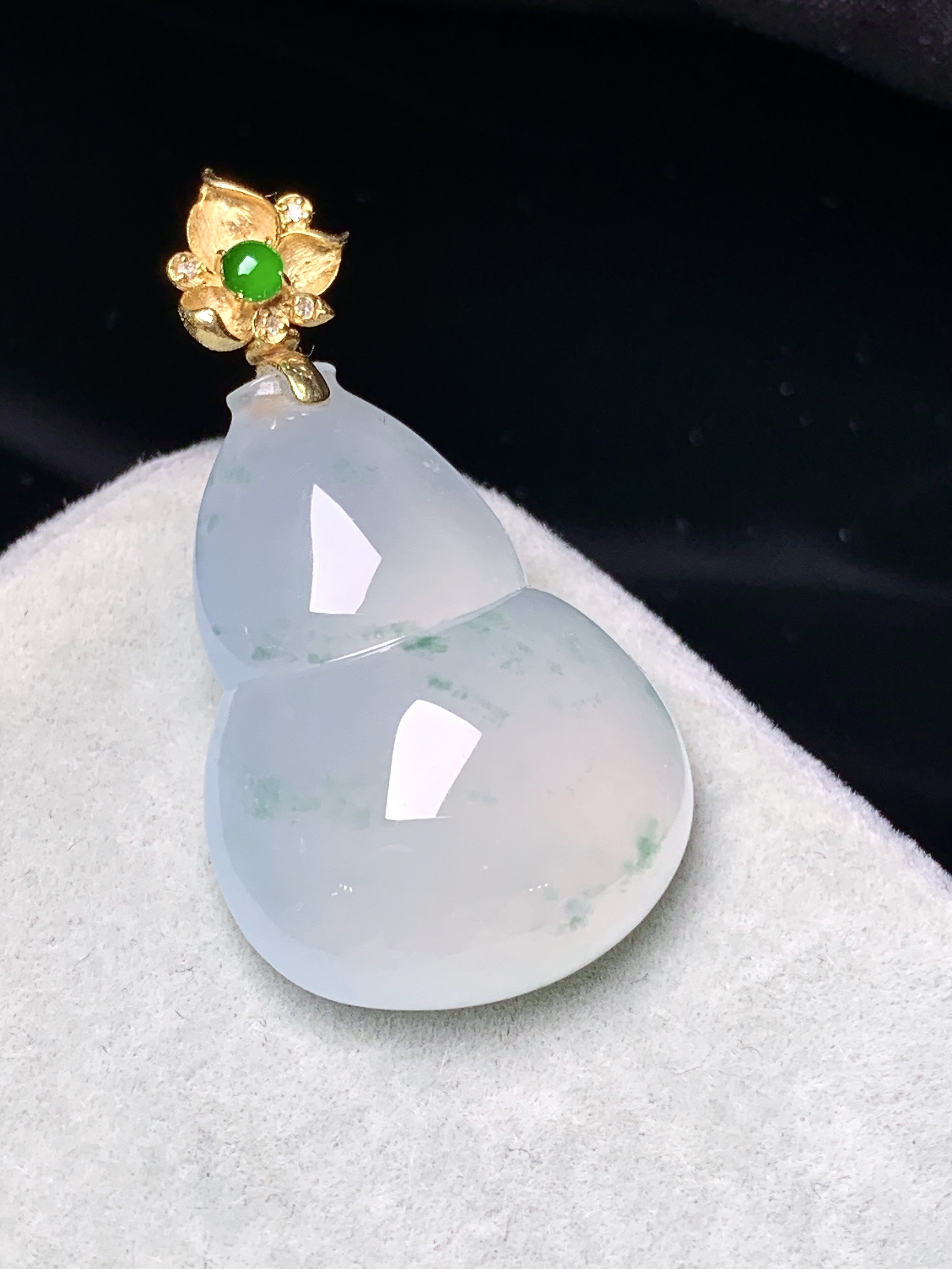 18k金镶嵌冰种葫芦吊坠 玉质细腻 色泽艳丽清新 水润亮眼 整体尺寸35.5*19.5*9*2x