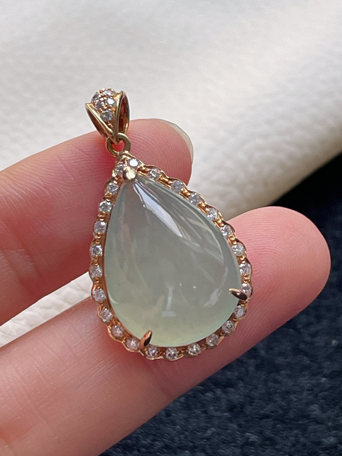 18k金翡翠冰糯种淡绿色水滴型挂件