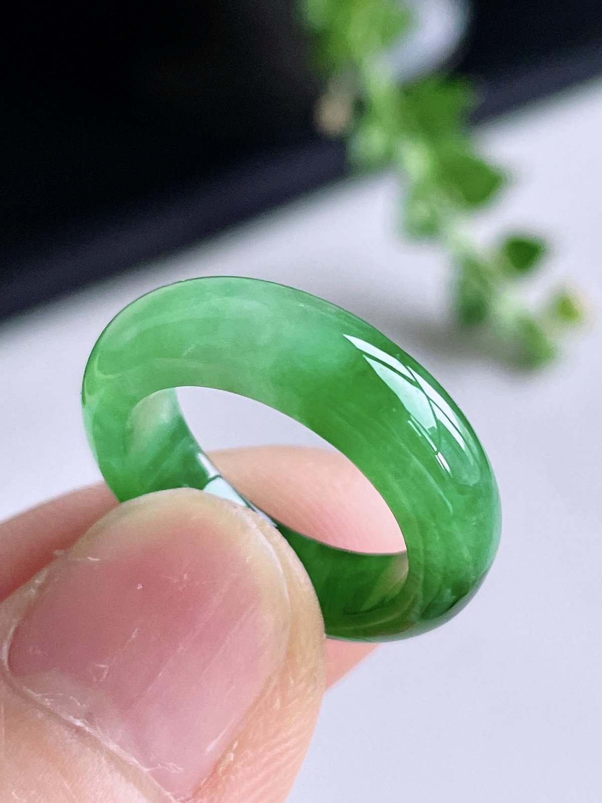 【裸石】冰阳绿戒圈指环
【说明】缅料 完美 性价比高  
【尺寸】5.4-3.6
【圈口】10.5号.