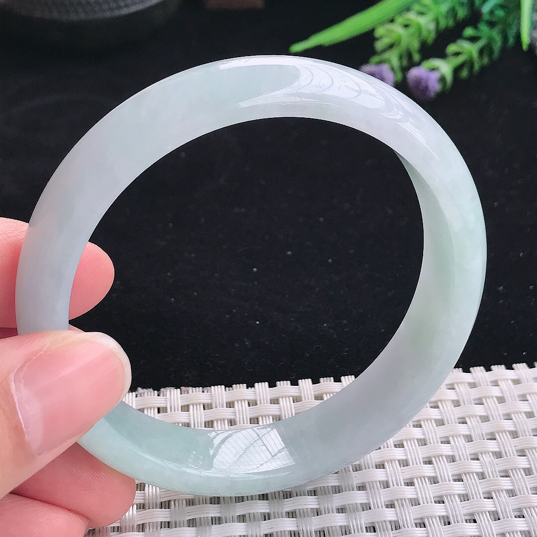 实拍A货翡翠59.5/13.8/7.6老坑秀气冰润浅绿手镯宽边玉镯平安镯美人镯