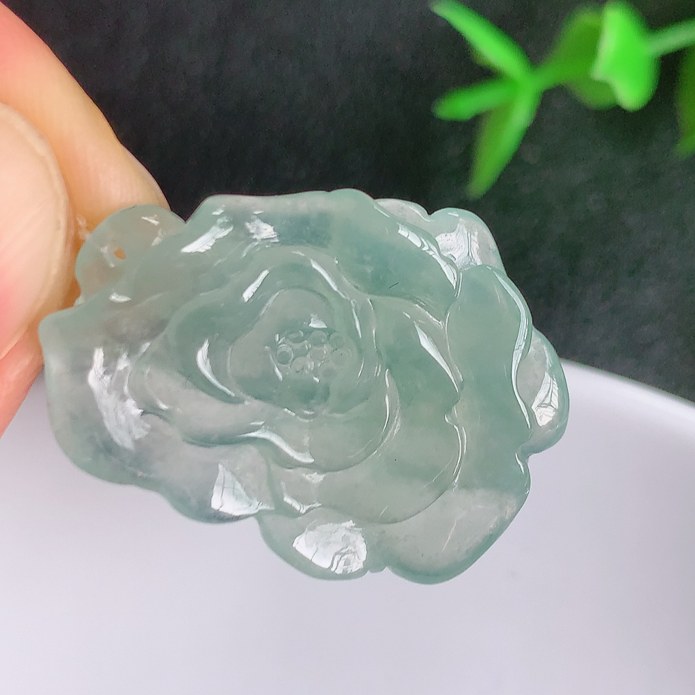 老坑冰润莲花挂件，种水上乘，肉质水润细腻，晶体结构致密，莹润通透，颜色清爽干净，色泽纯正  W49.8  尺寸：28.5-20.8-5.5mm