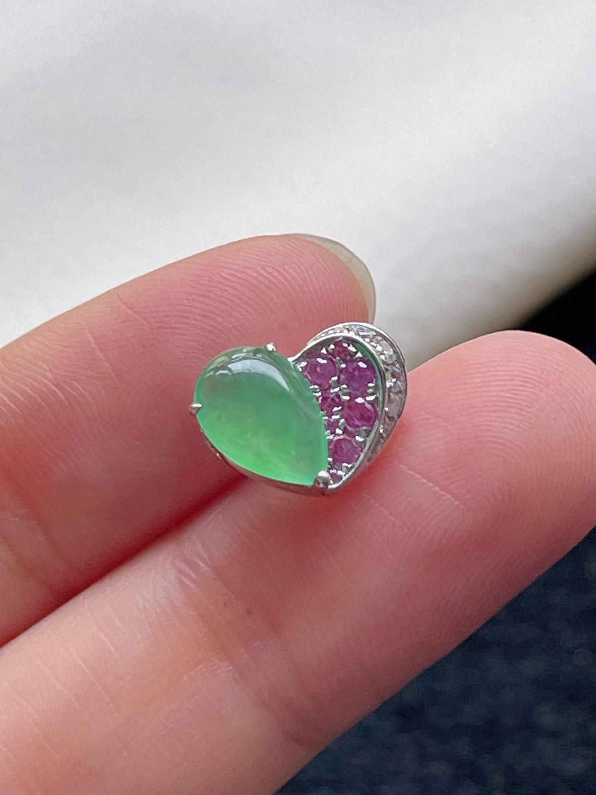 18k金翡翠冰糯种浅绿色爱心精致挂件