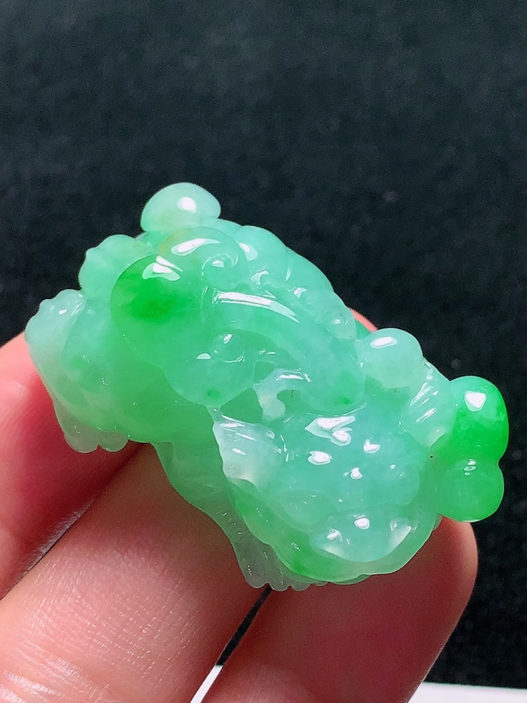 ️冰种底色飘绿貔貅，种老水头好，清爽漂亮，饱满，尺寸：38.3/24.8/14mm.