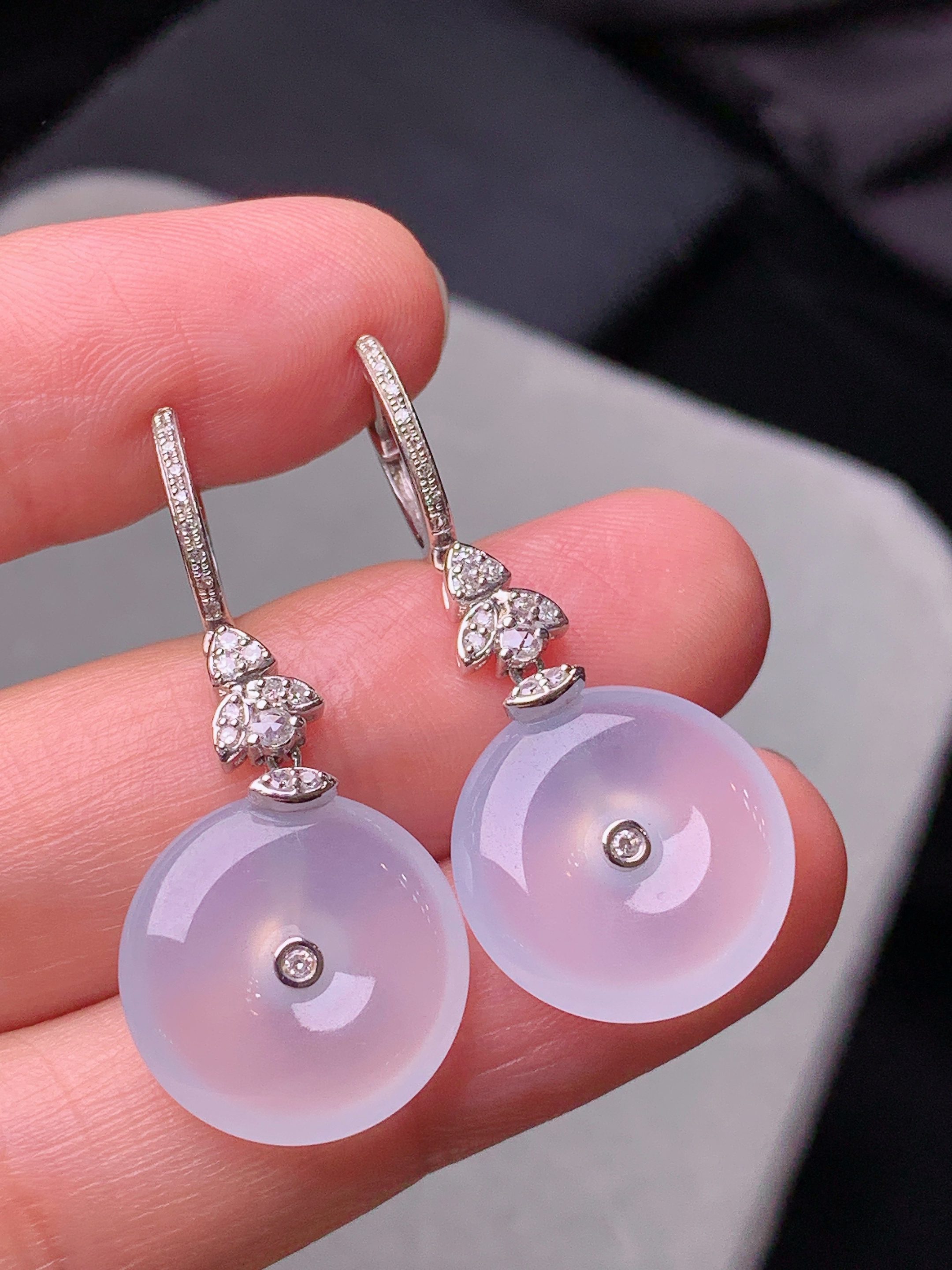 18k金钻镶嵌冰种平安扣耳坠 玉质细腻 色泽艳丽清新 水润亮眼 整体尺寸34*15.3*4.2y4