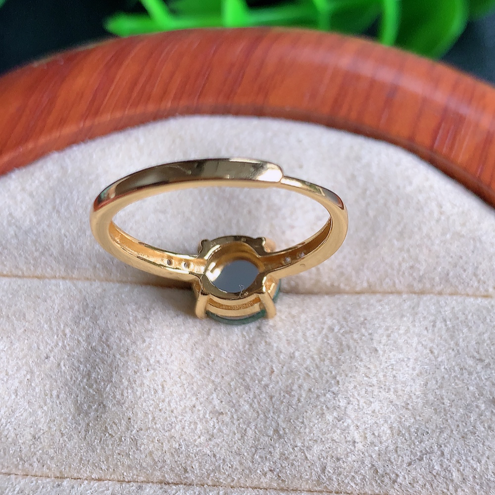 冰满绿翡翠戒指 925银镶嵌  玉质细腻  冰清玉润  飘花灵动  颜色漂亮  W481.8  内径尺寸：17.5-8-4.8mm  裸石尺寸：8mm