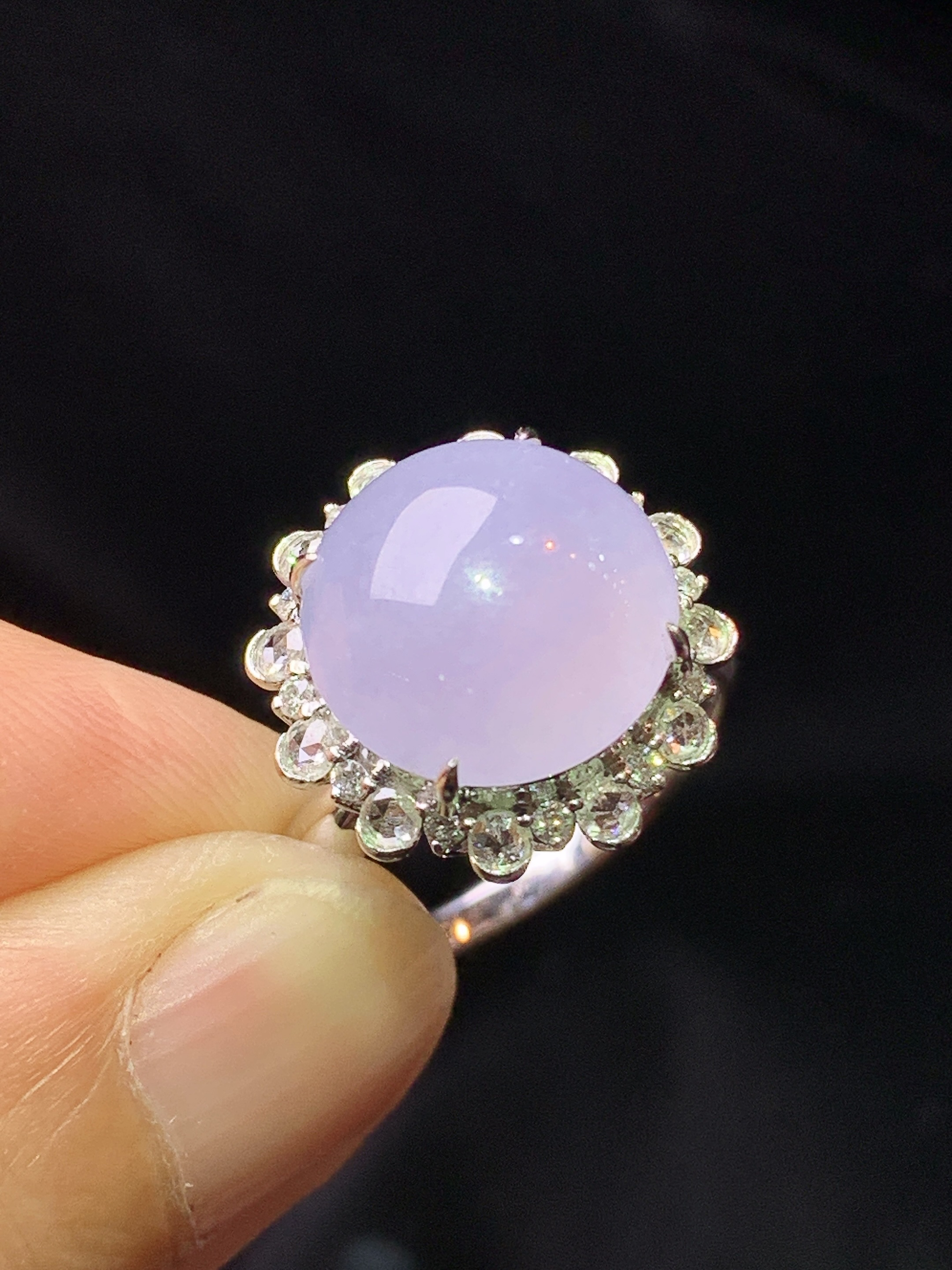 18k金钻镶嵌紫罗兰蛋面戒指 玉质细腻 色泽艳丽清新 水润亮眼 圈口13 整体尺寸15.7*11.8