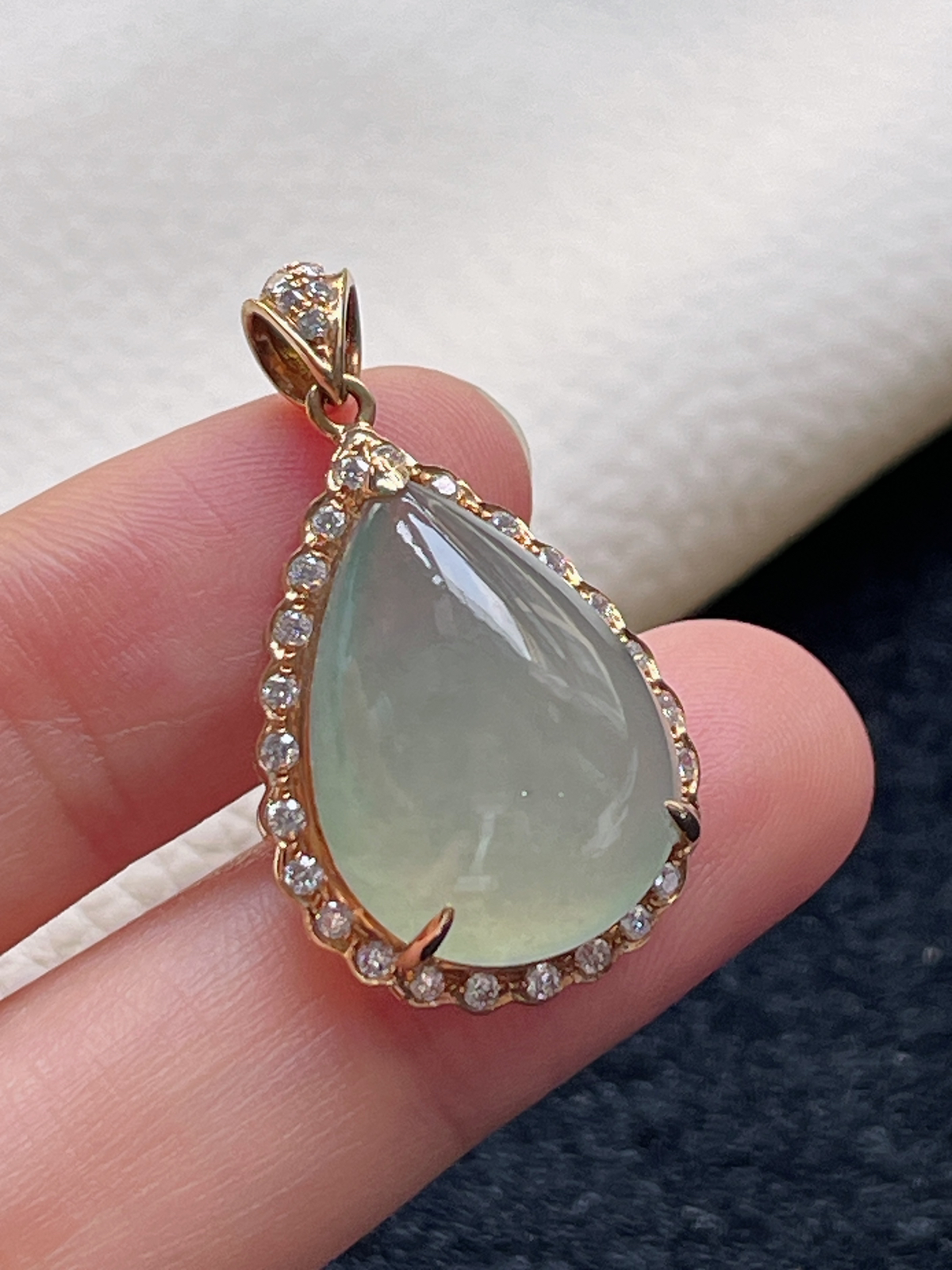 18k金翡翠冰糯种淡绿色水滴型挂件