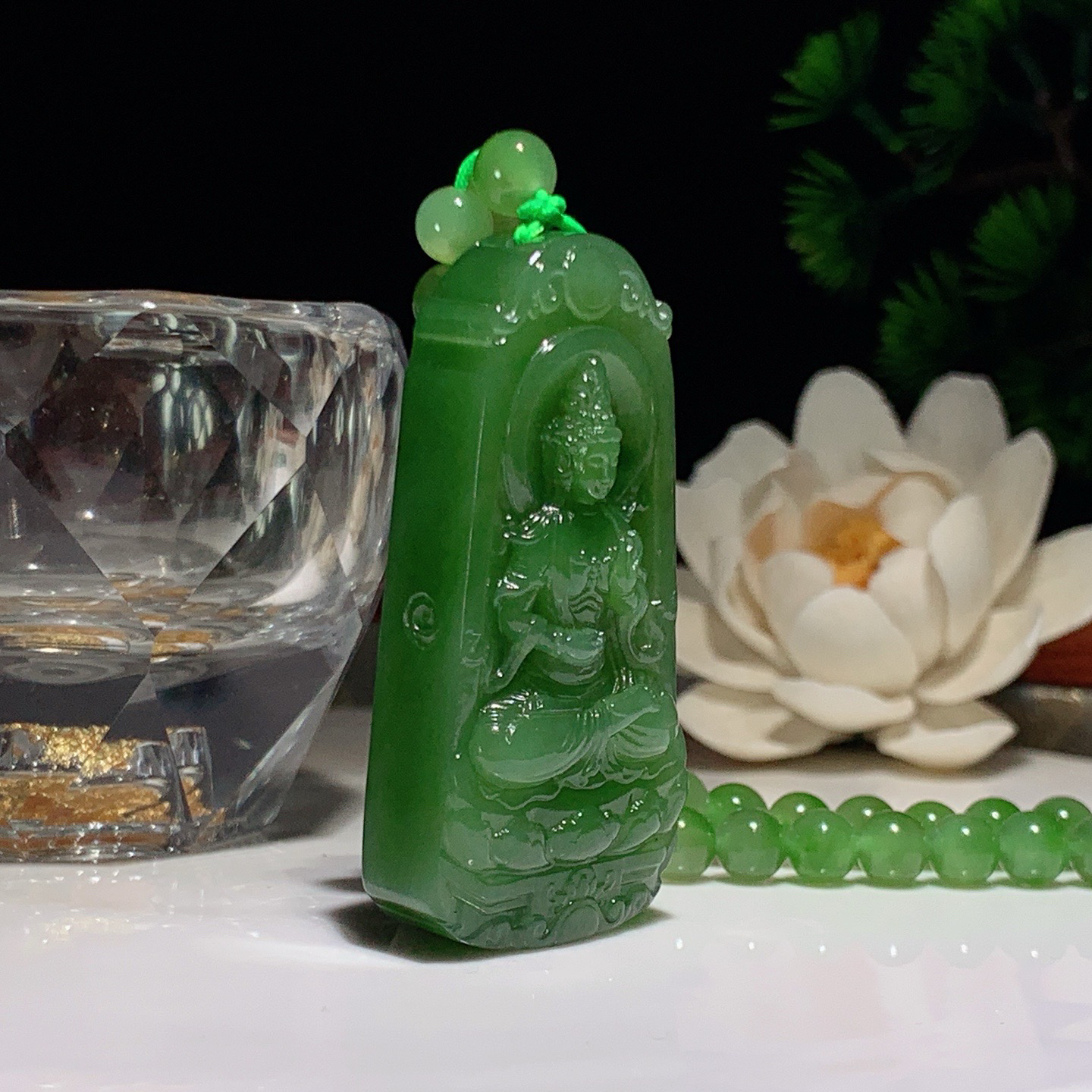 和田玉阳绿俄罗斯碧玉坐莲观音挂件。尺寸52/25/13重74克 玉质细腻油润 底色纯净 脂粉好，品质