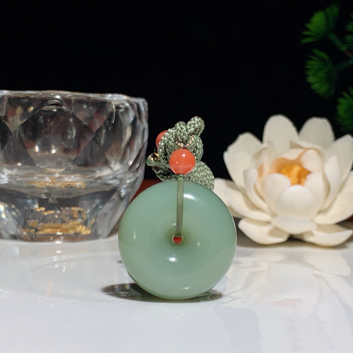 和田玉粉青俄罗斯碧玉平安扣挂件。尺寸25/12重17克 玉质细腻油润 底色纯净 脂粉好，品质好。lt260407