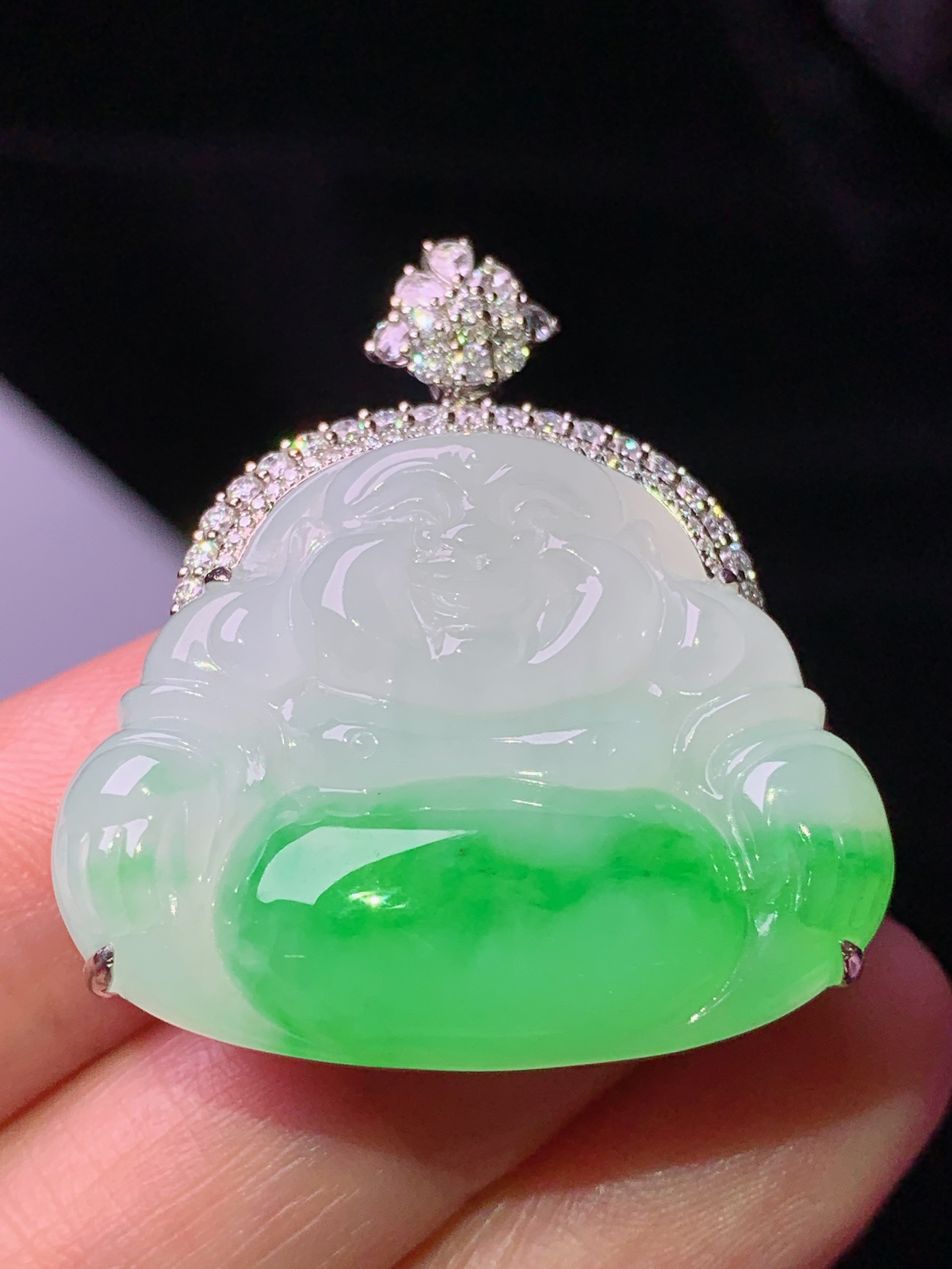 18k金钻镶嵌飘绿佛公吊坠 玉质细腻 色泽艳丽清新 水润亮眼 整体尺寸34*31*11.8j2