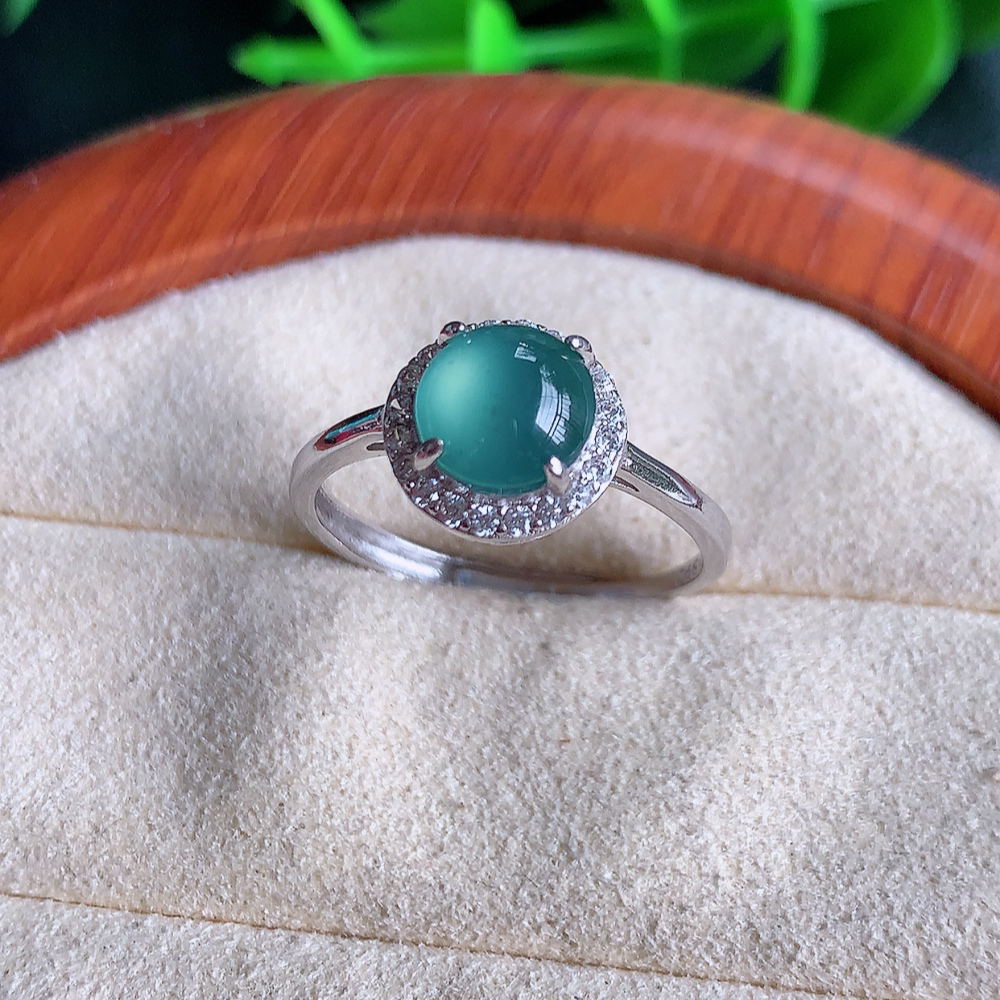 冰晴水精美蛋面翡翠戒指  玉质细腻  冰清玉润  飘花灵动  颜色漂亮  W481.8  内径尺寸：18-9.5-6mm  裸石尺寸：7mm