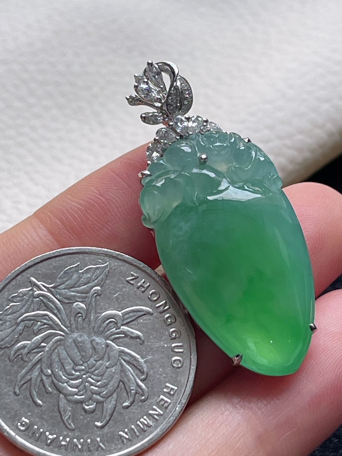 18k金翡翠冰糯种浅绿色福瓜挂件