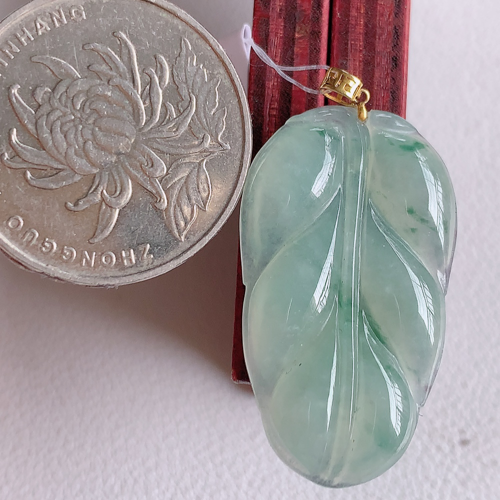 18k金扣冰润飘花金枝玉叶翡翠吊坠  老种起胶感  飘花灵动  寓意“金枝玉叶，大业有成，一夜成名”  饱满大气，水润通透。W49.8 尺寸：31.8-18.8-3.6mm