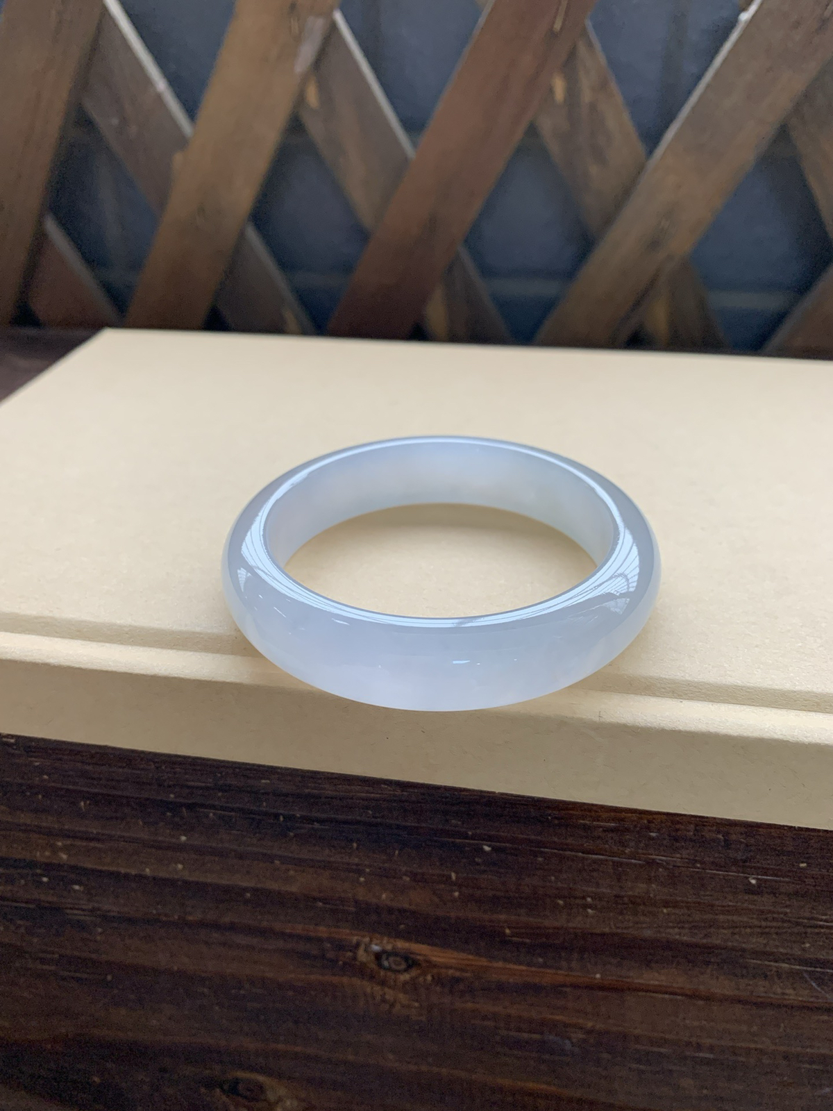 冰种白月光手镯。小手福利价，特别好看，性价比高，冰丝不显。