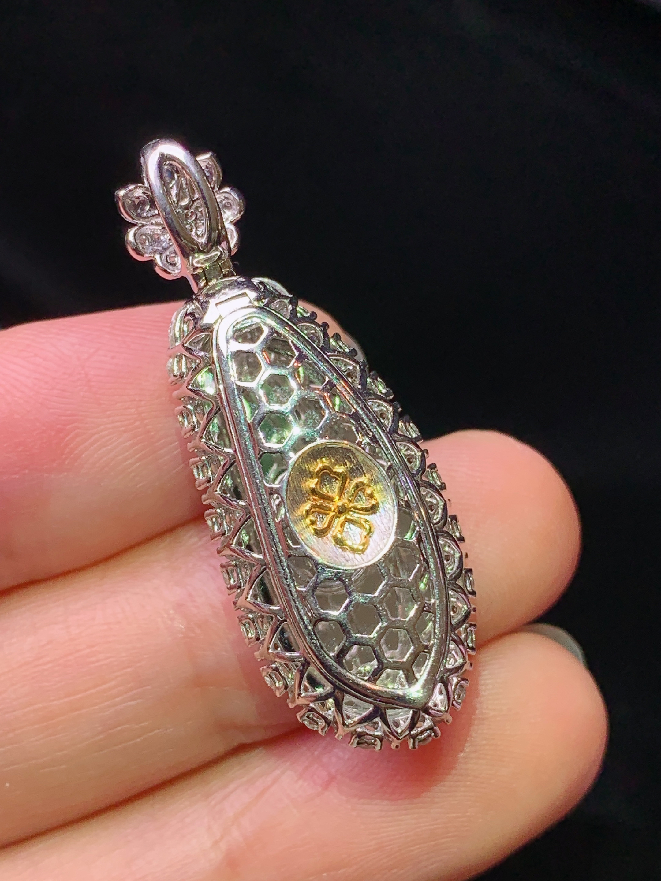 18k金钻镶嵌满绿福瓜吊坠 玉质细腻 色泽艳丽清新 水润亮眼 整体尺寸36*13.5*9.6m5