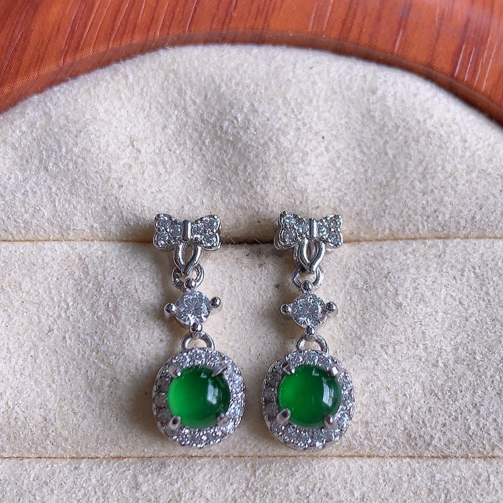 冰满绿翡翠925银镶嵌耳钉，自然光实拍，翠色灵动，颜色漂亮，种老水足，品相佳，佩戴佳品！W502.8