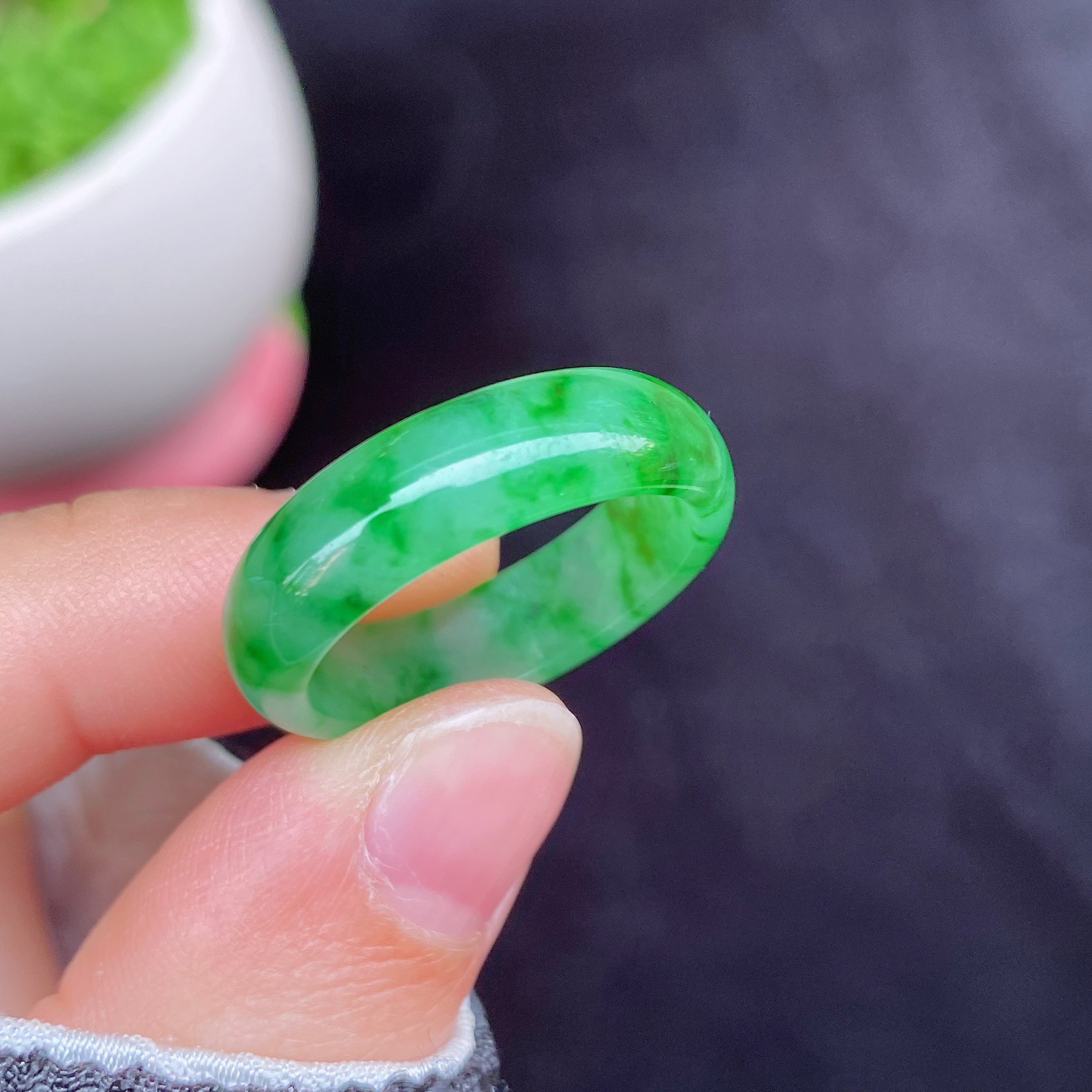 冰阳辣色戒圈，满目的艳丽色彩，戒圈圆润光滑
满色翡翠的光芒璀璨而耀眼..