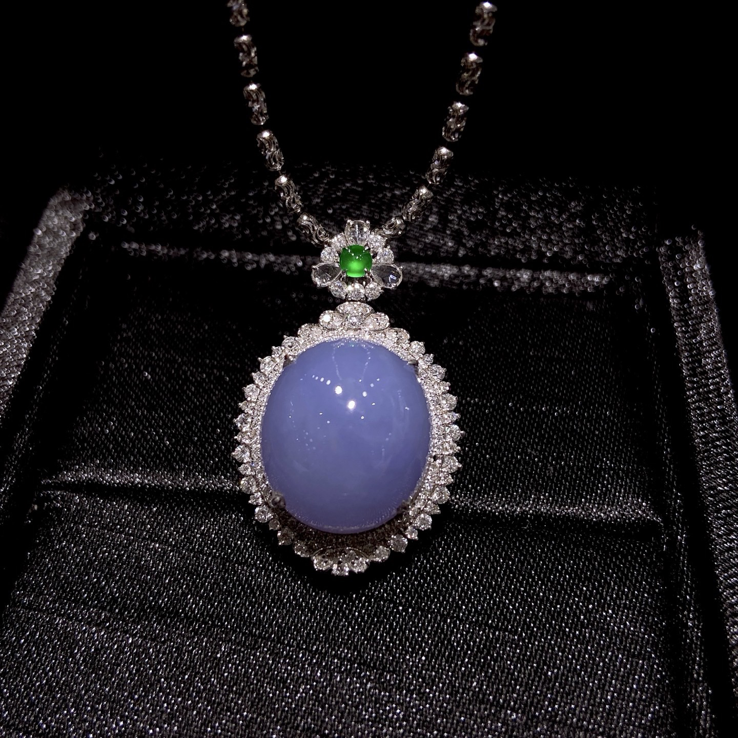 ｜冰种紫罗兰蛋面吊坠·

整体尺寸30.3-19.4-13.8毫米
裸石尺寸15.8-13.8-8