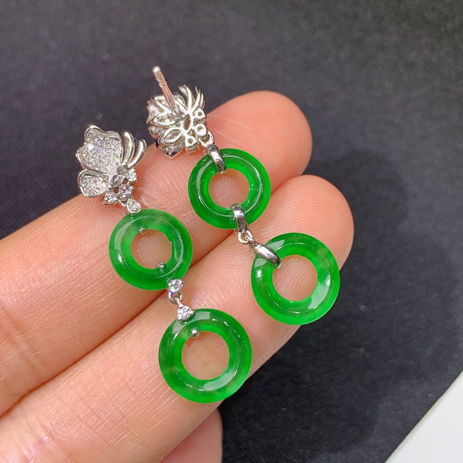 冰阳绿甜甜圈耳坠，18k金镶嵌，款式新颖，冰润色阳，种水足，Xy 尺寸30.9*9.2*1.3