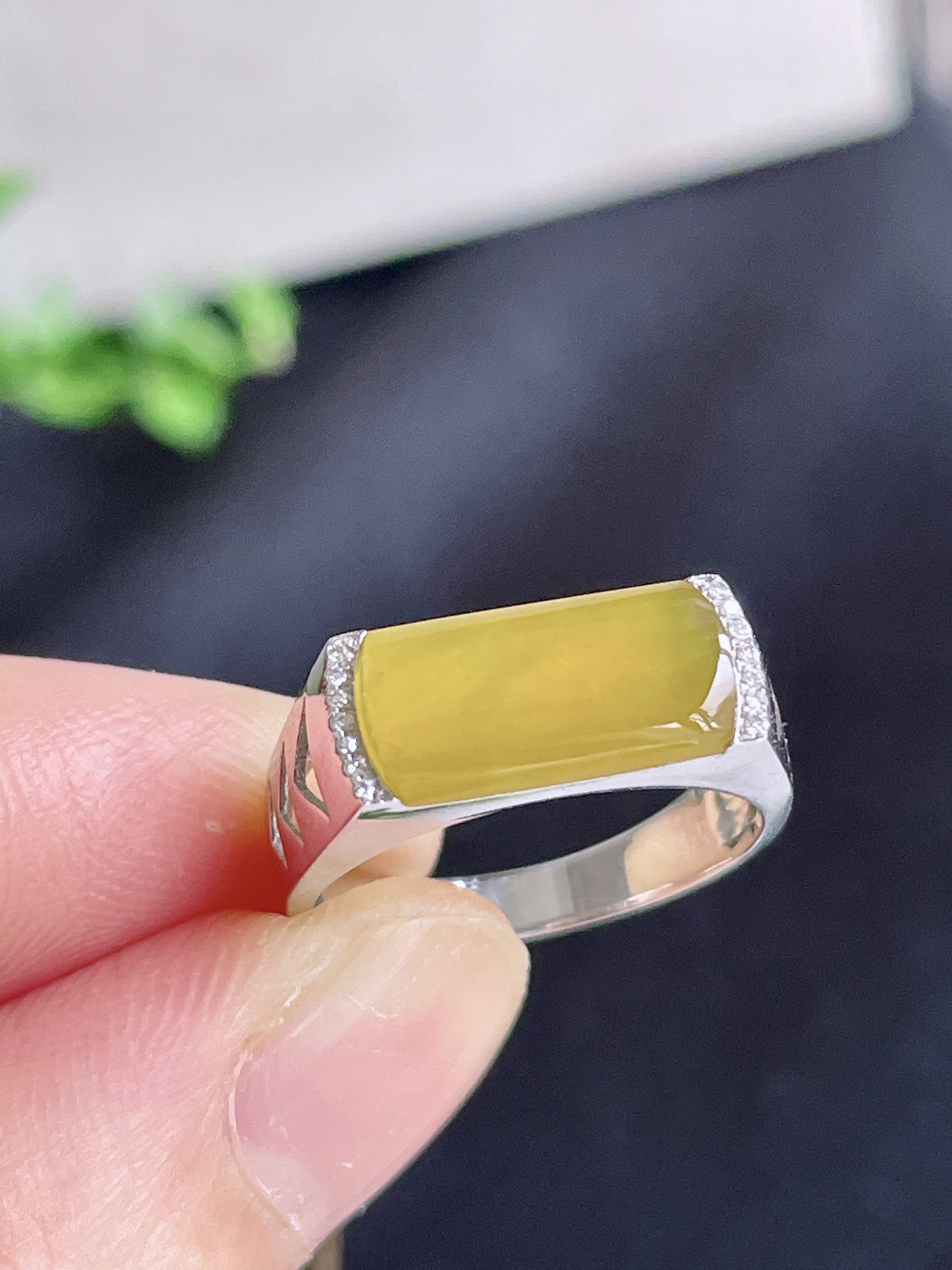 【镶嵌】冰黄翡马鞍戒指
【说明】缅料 18k金镶嵌 完美 性价比高  
【裸石】12.6-6.5-1.7
【圈口】14号.