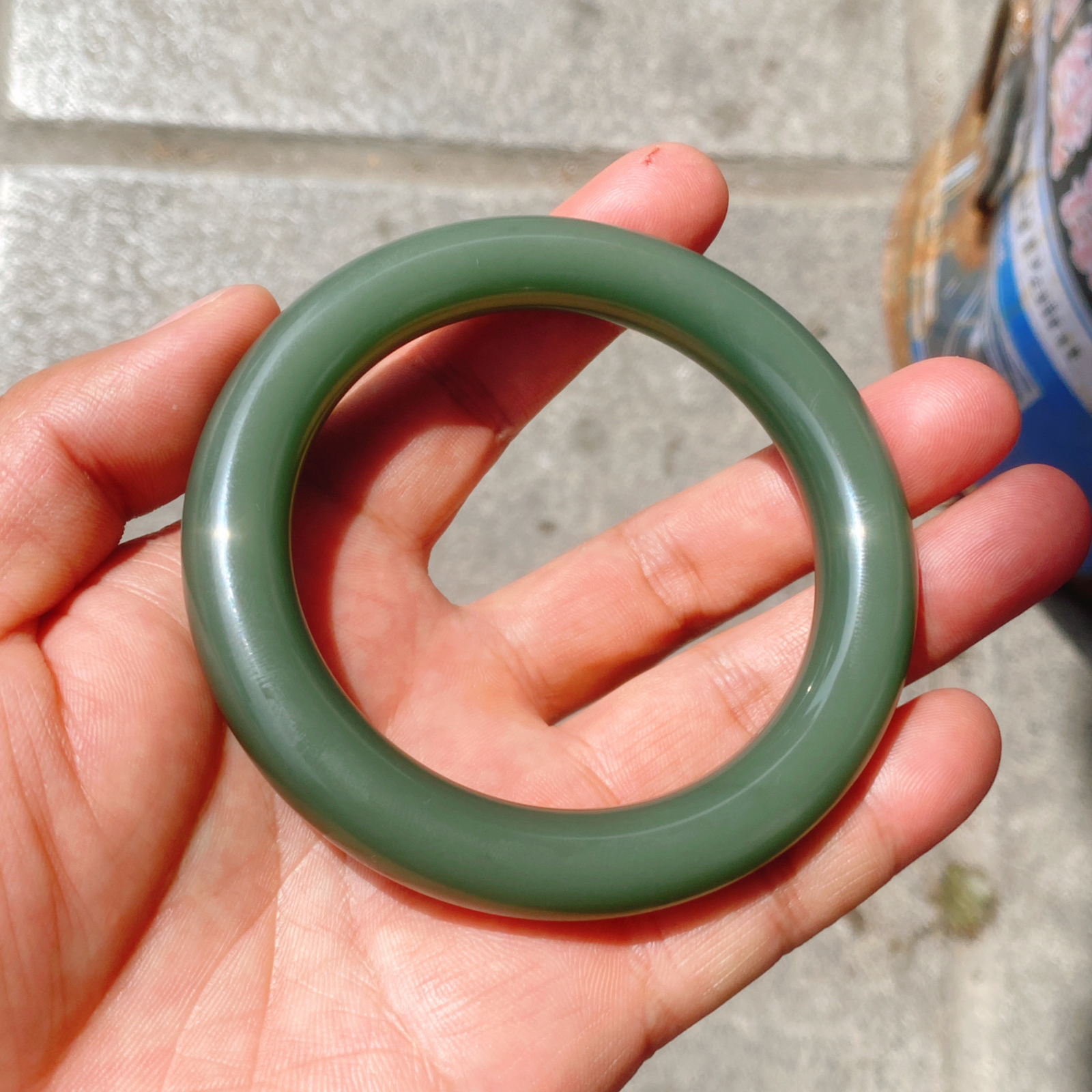 臻品圈口61/11和田玉俄罗斯碧玉冰底鸭蛋青圆条 玉质细腻油润。手推出油。品相大气