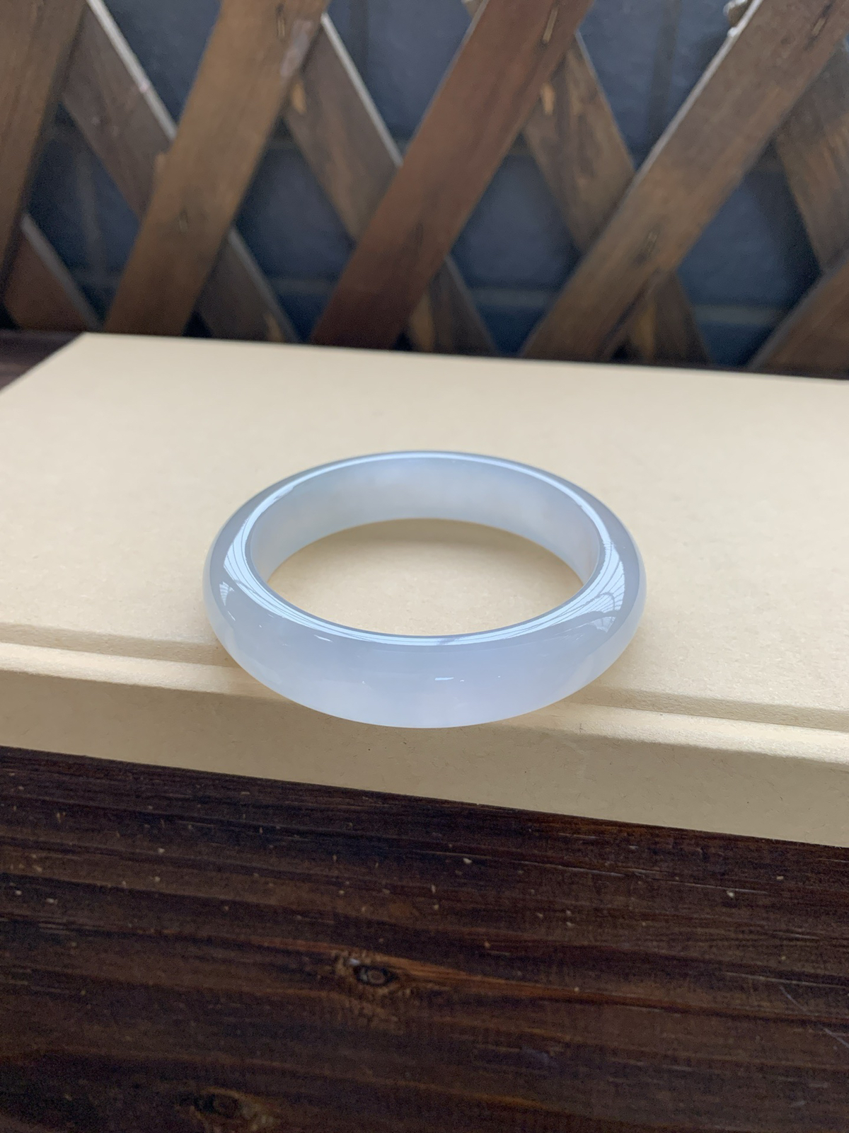 冰种白月光手镯。小手福利价，特别好看，性价比高，冰丝不显。