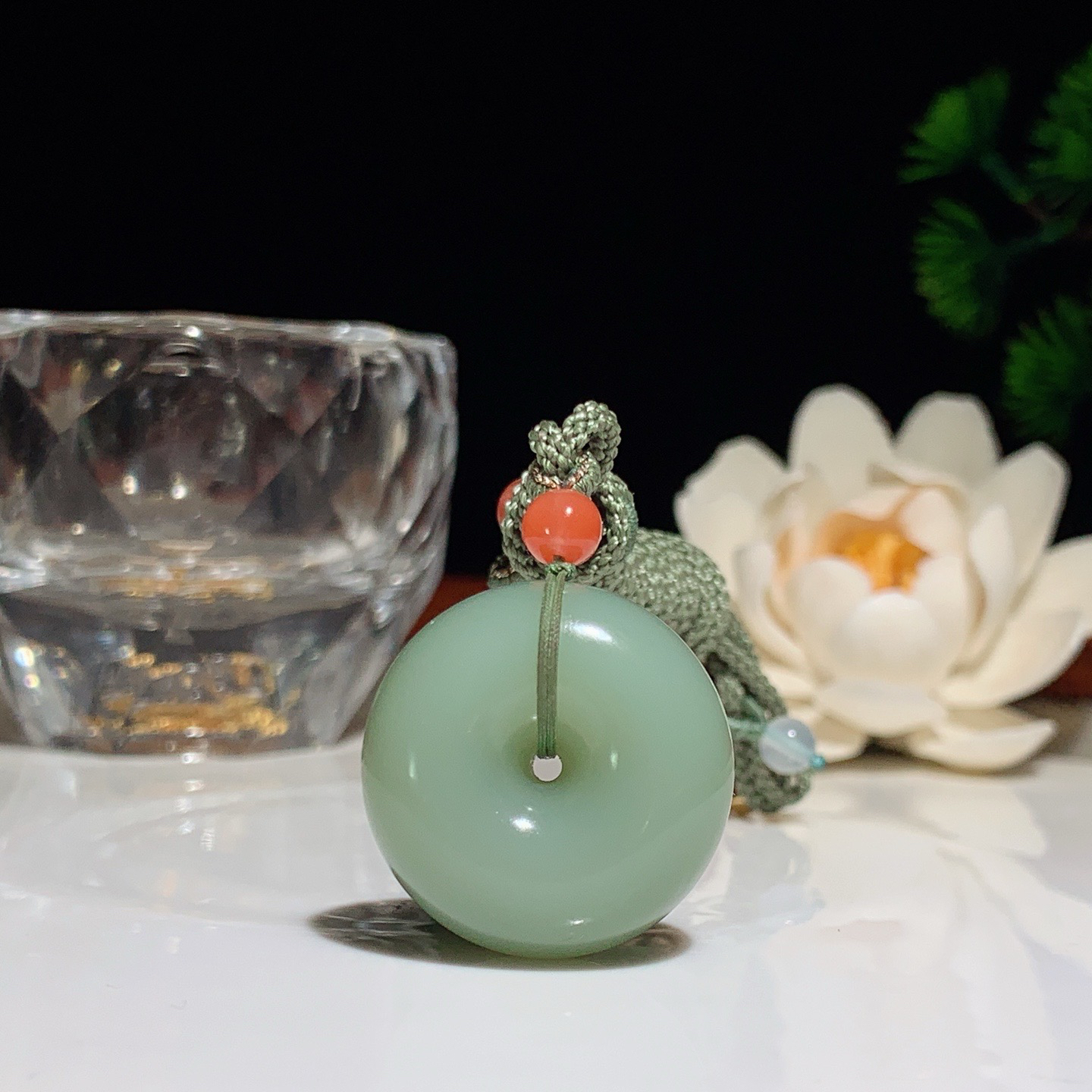 和田玉粉青俄罗斯碧玉平安扣挂件。尺寸25/12重17克 玉质细腻油润 底色纯净 脂粉好，品质好。lt260407