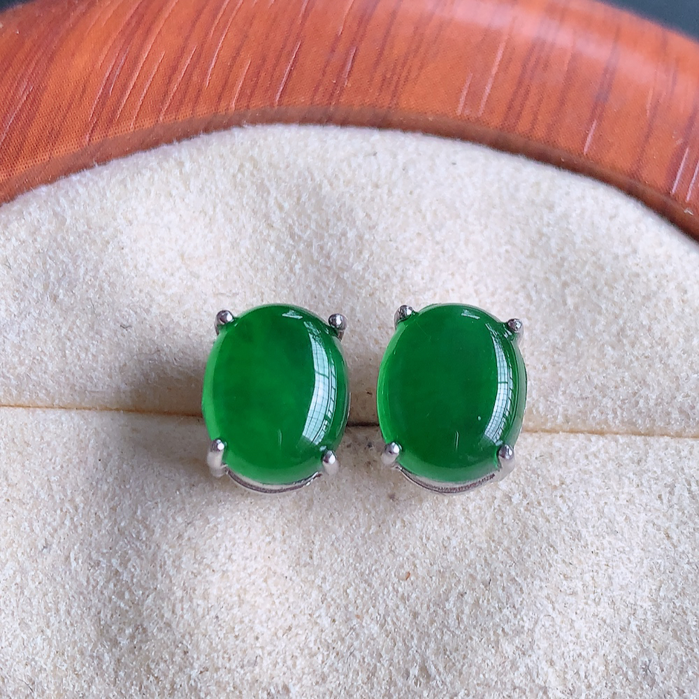 冰满绿翡翠925银镶嵌蛋面耳钉，自然光实拍，翠色灵动，颜色漂亮，种老水足，品相佳，佩戴佳品！W481