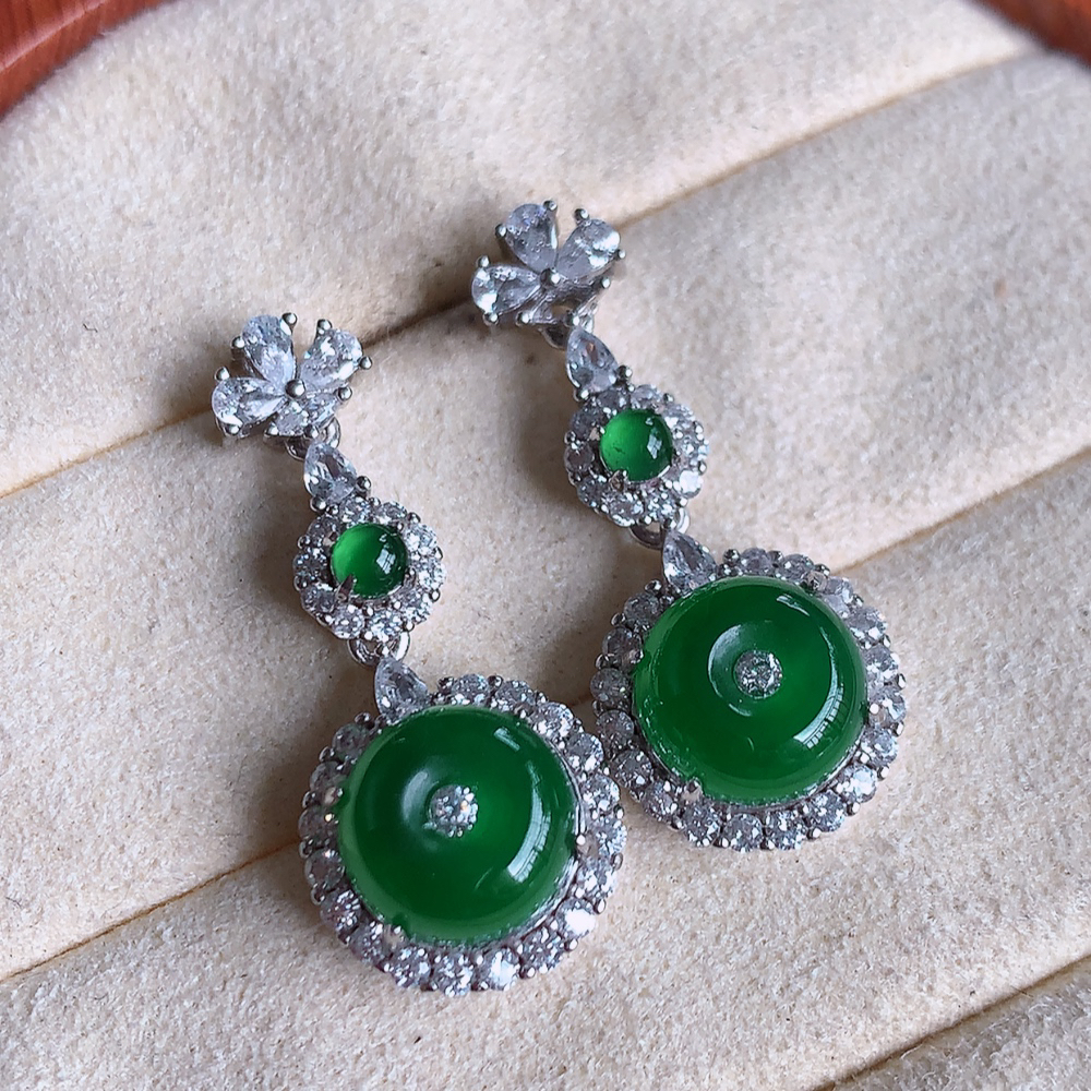 冰满绿翡翠925银镶嵌耳坠，自然光实拍，翠色灵动，颜色漂亮，种老水足，品相佳，佩戴佳品！W481.8  取一整体尺寸：28.5-12.3-7.3mm  裸石尺寸：9mm