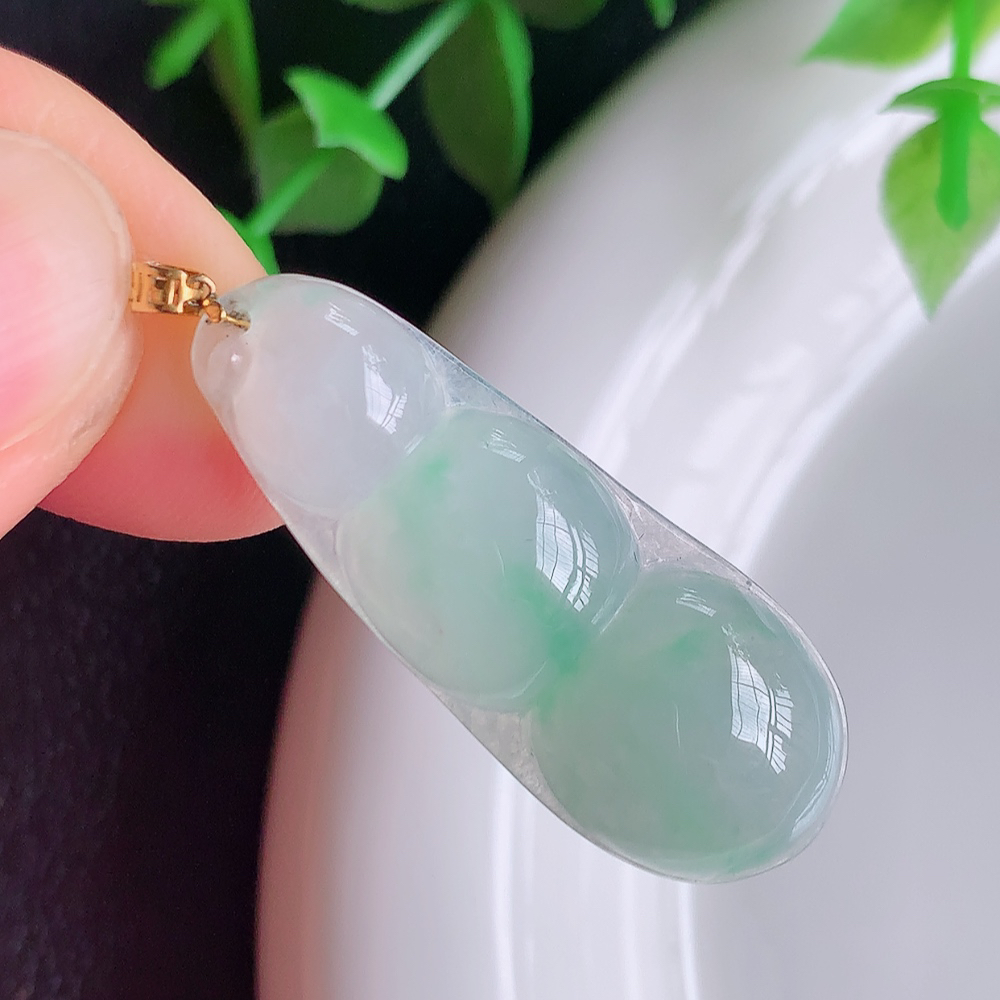 18k金扣冰润飘花福豆翡翠挂件，老种飘花  冰清玉洁  胶感十足  寓意“四季平安，福气满满”颜色鲜