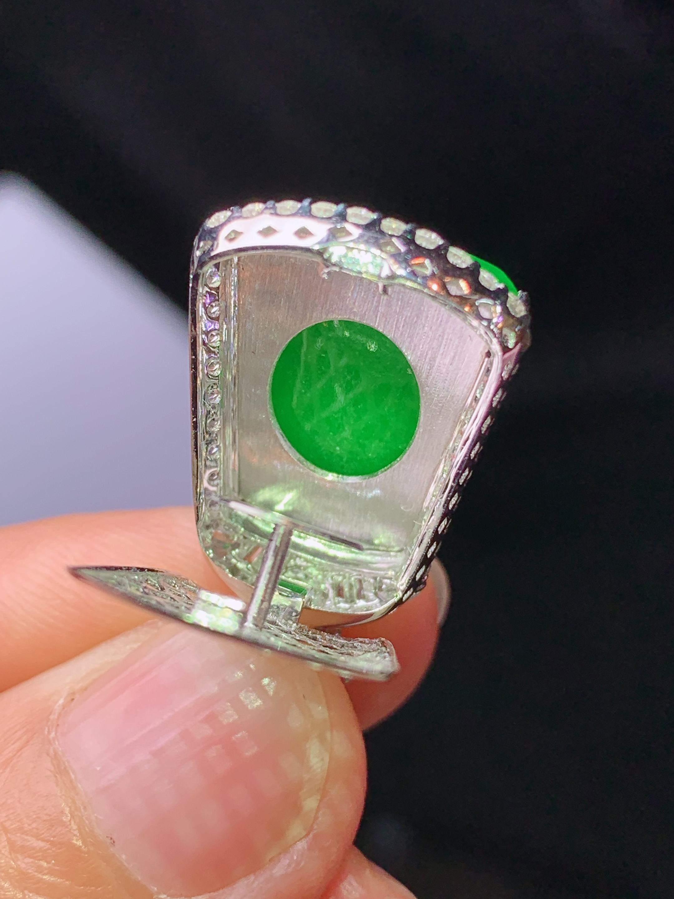 18k金钻镶嵌满绿无事牌吊坠 玉质细腻 色泽艳丽清新 水润亮眼 整体尺寸28.8*15.5*6.8m3