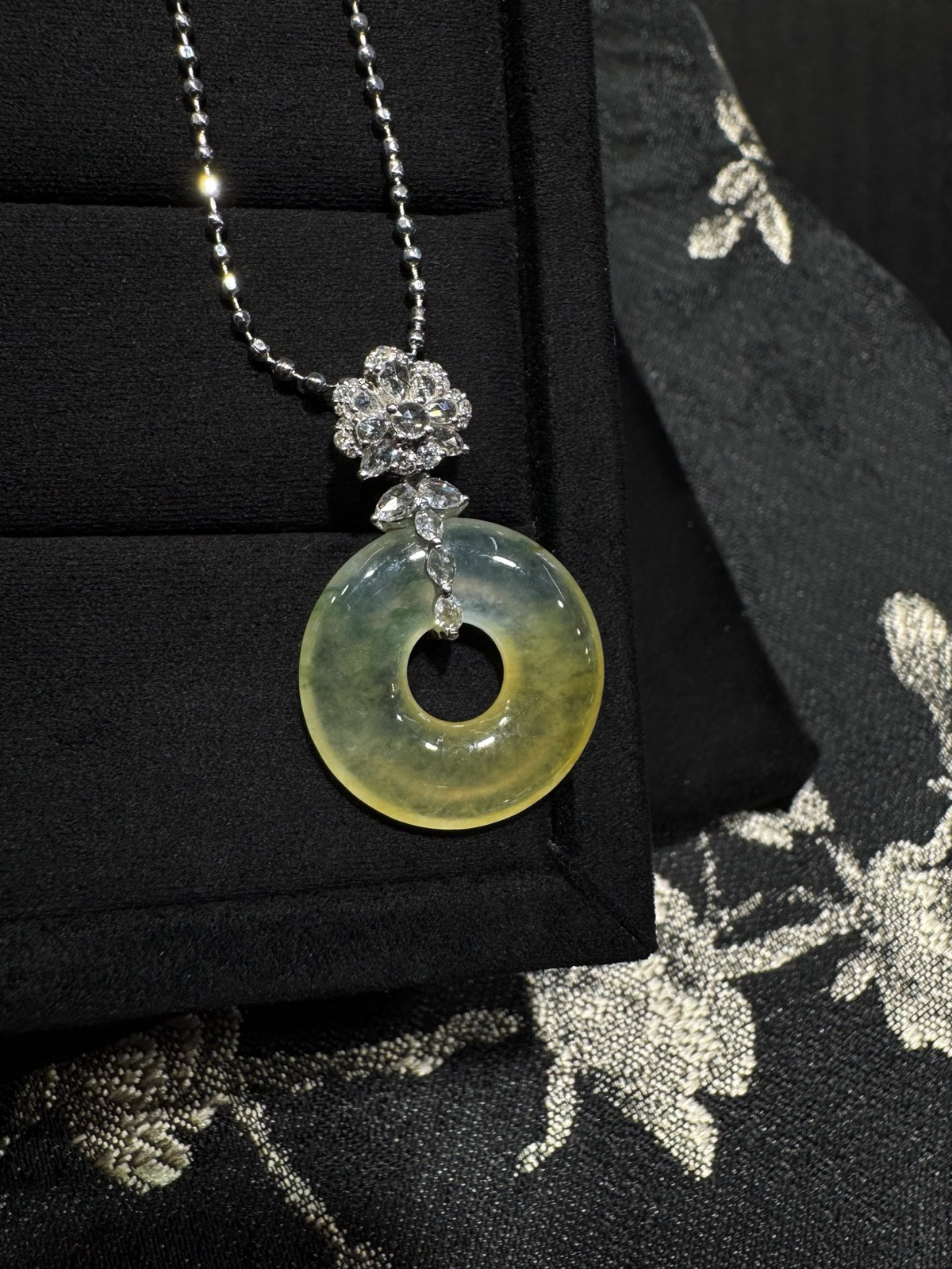 冰种黄翡平安扣 种老冰润

色彩绚丽的柠檬黄 平安圆满

整体29.6 裸19-3.2