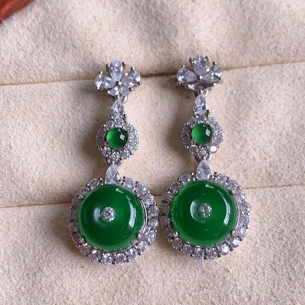 冰满绿翡翠925银镶嵌耳坠，自然光实拍，翠色灵动，颜色漂亮，种老水足，品相佳，佩戴佳品！W481.8  取一整体尺寸：28.5-12.3-7.3mm  裸石尺寸：9mm