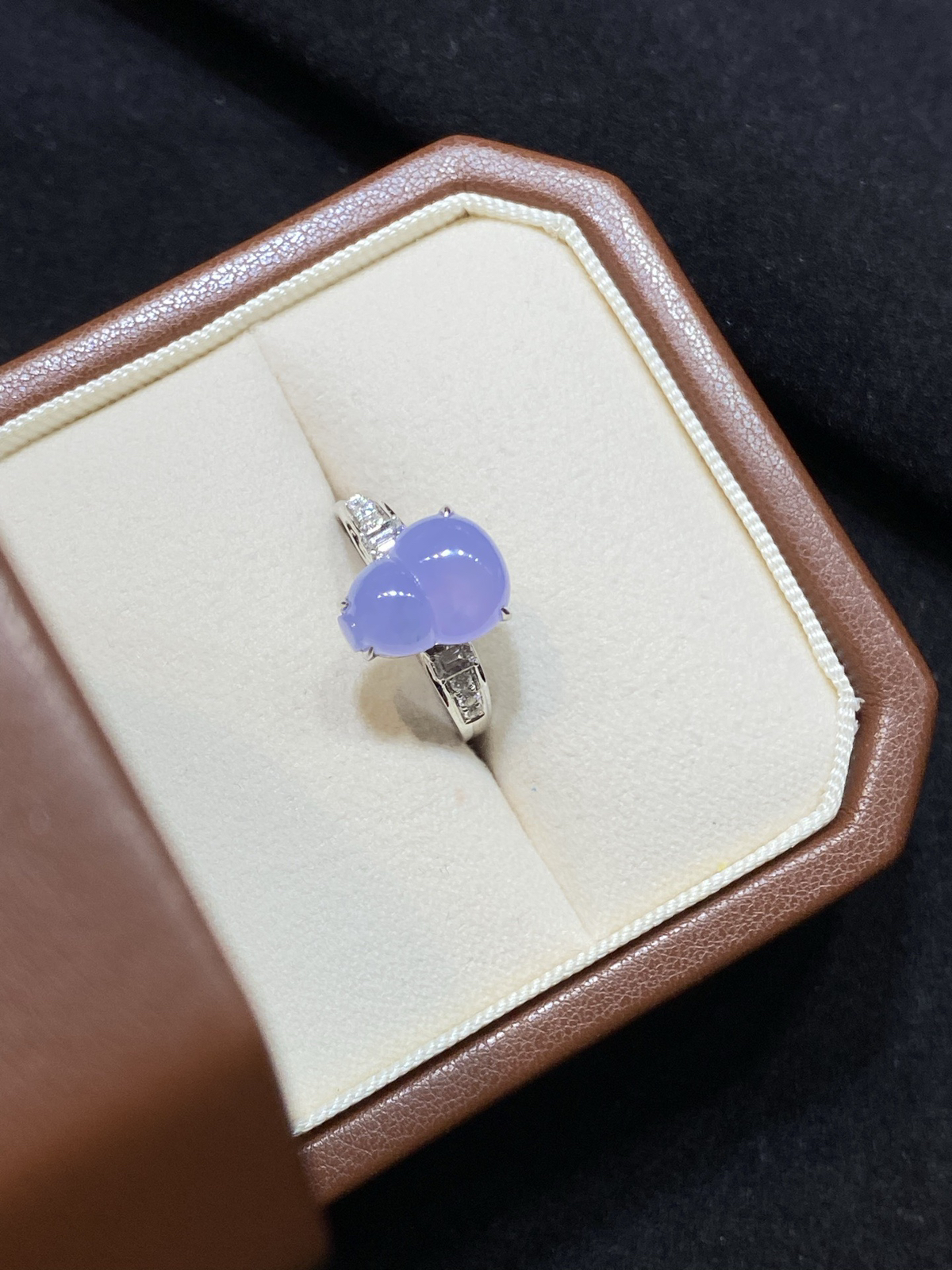 高冰 仙紫 葫芦 简镶 戒指 18k

整体尺寸11.6-8.5-7.4