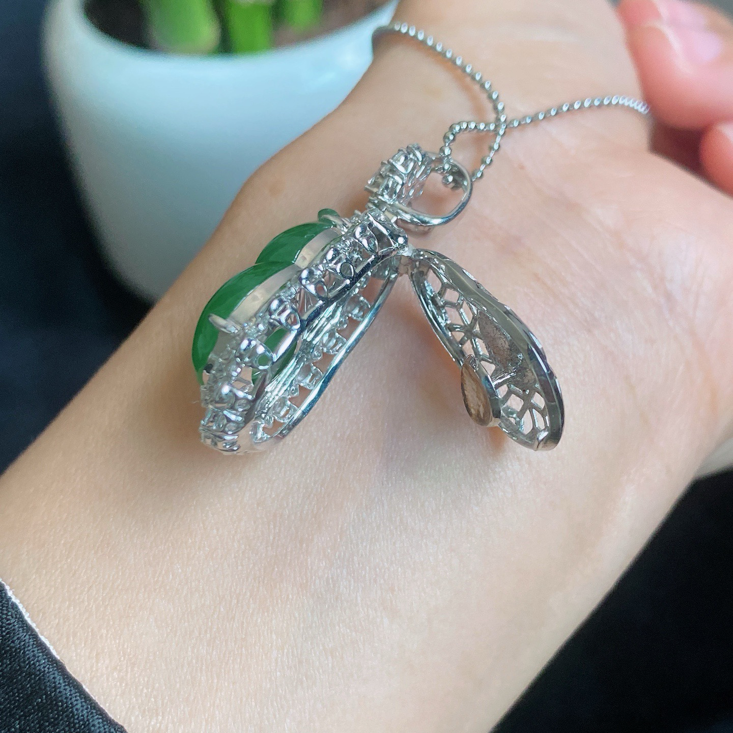 冰阳绿葫芦吊坠 
种好肉细，精致简约
饱满厚装，18k金镶嵌
尺寸如图一  实物更美～