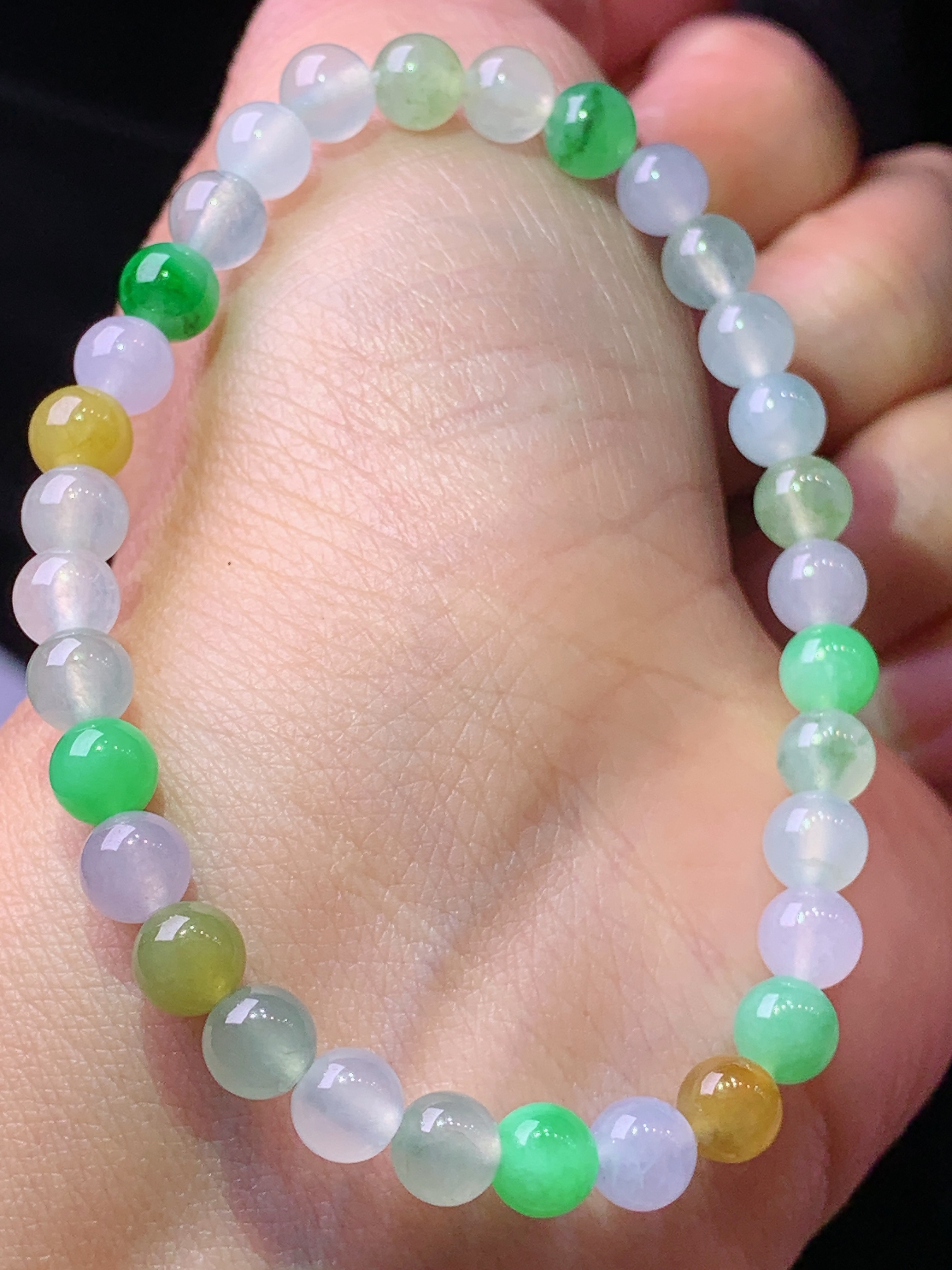 多彩圆珠手链 玉质细腻 色泽艳丽清新 水润亮眼 整体尺寸5.6z1